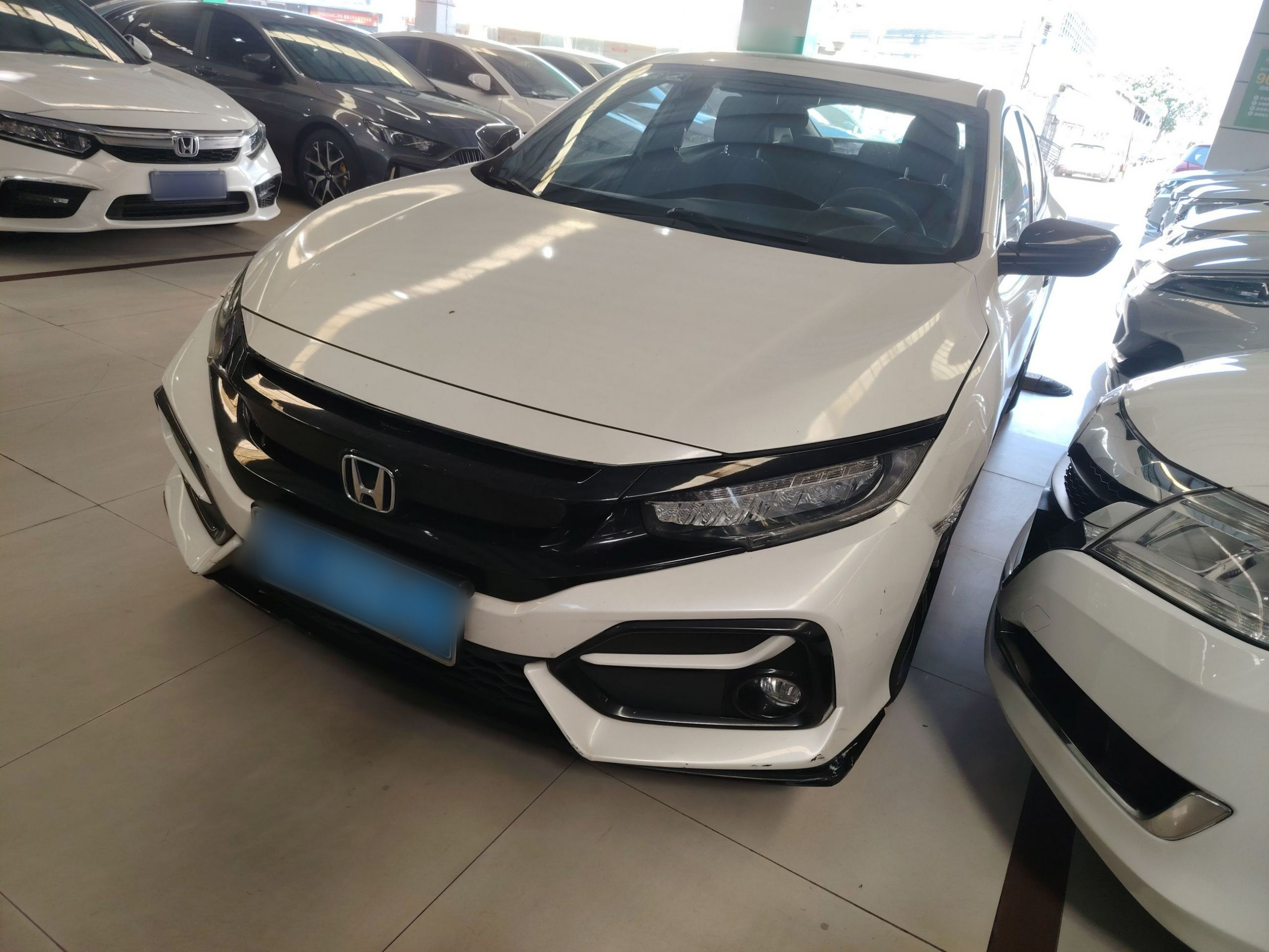 تحت مقدمة السيارة