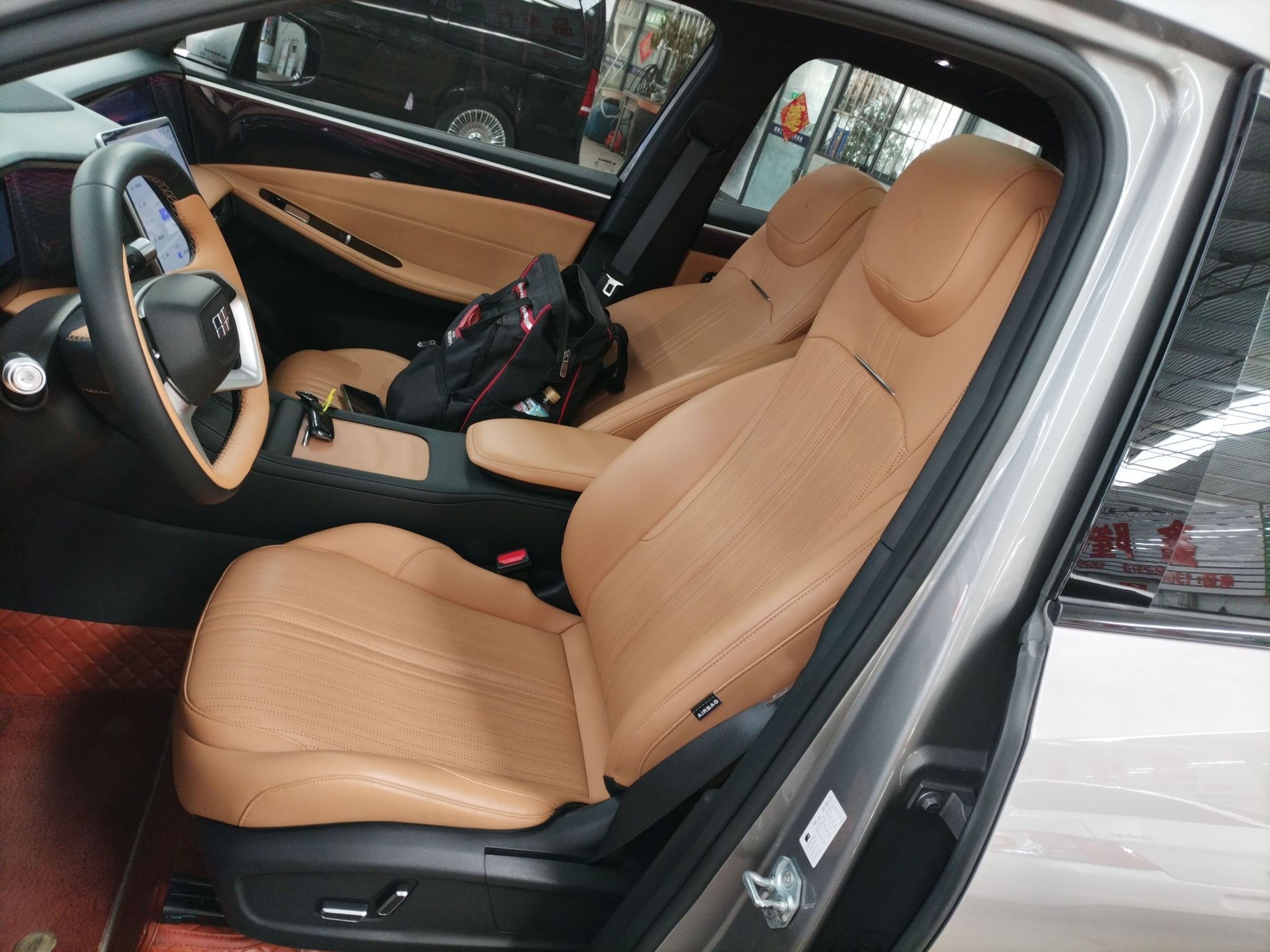 المقاعد الأمامية داخل السيارة