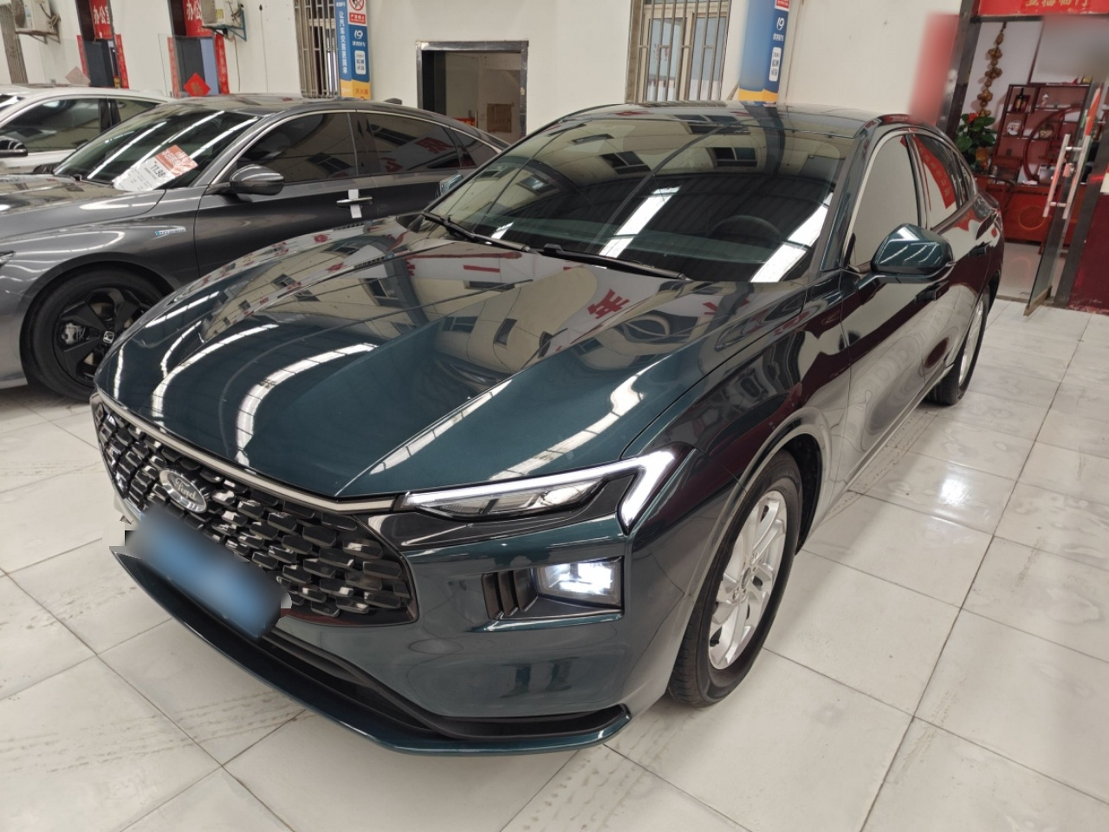 تحت مقدمة السيارة