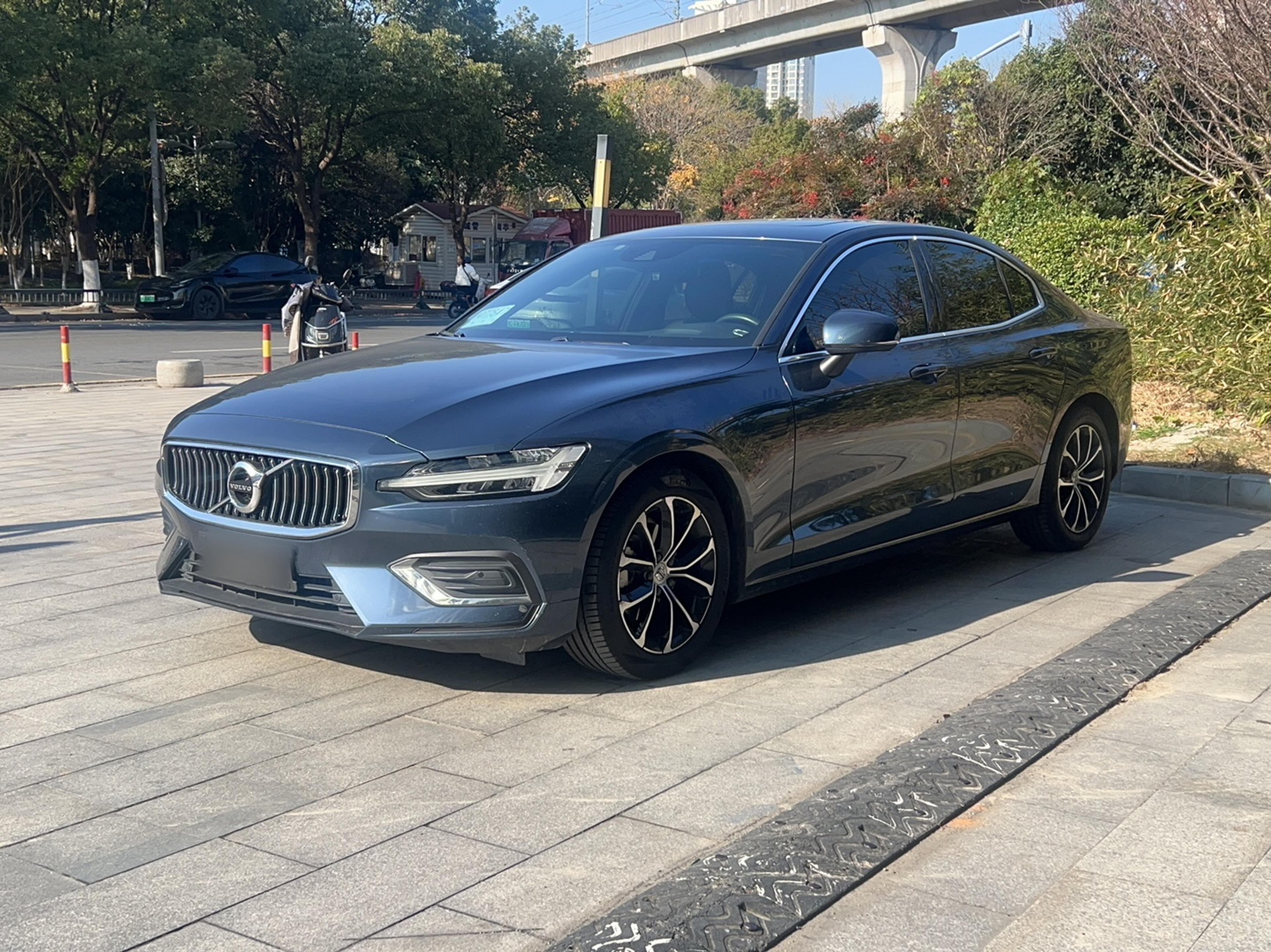 Под передней частью автомобиля