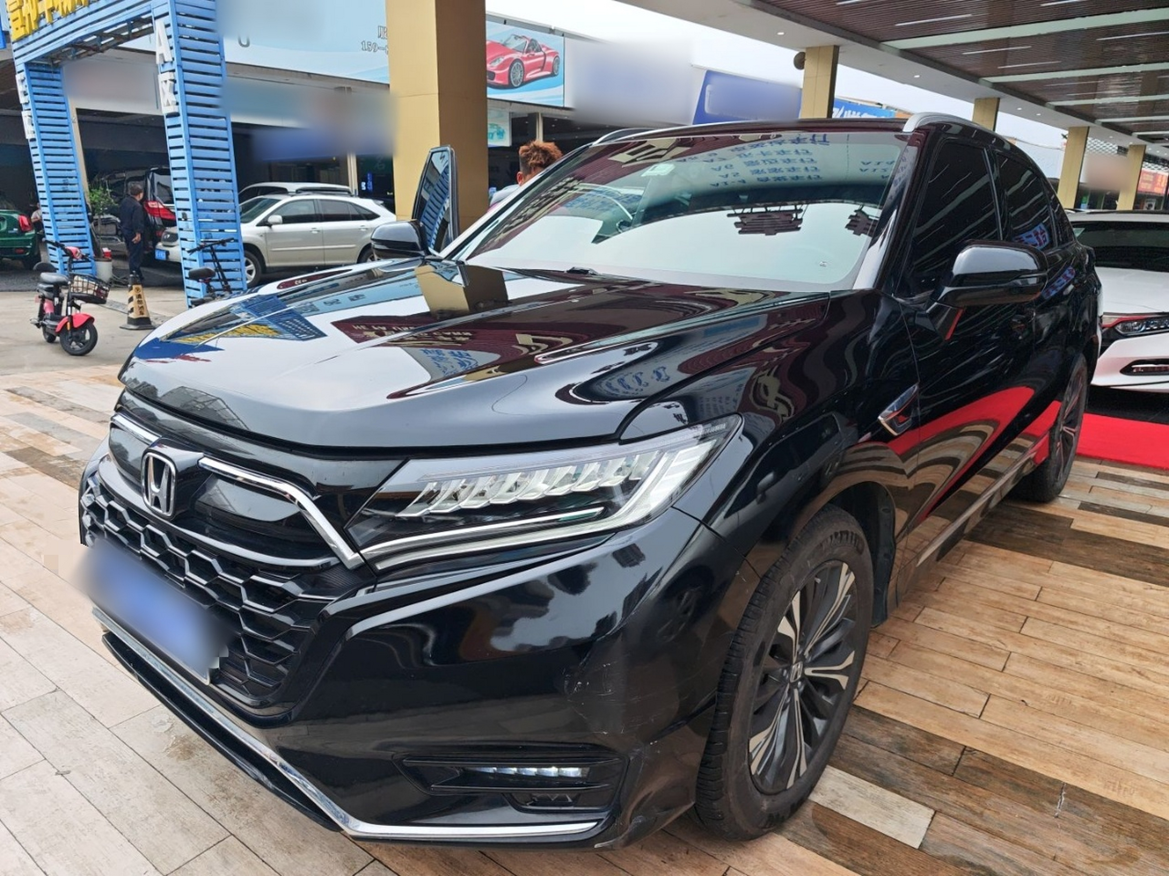 تحت مقدمة السيارة