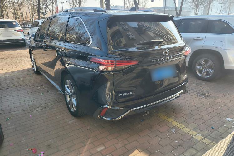 Used Toyota Sienna 2023 2.5L Hybrid Deluxe Edition