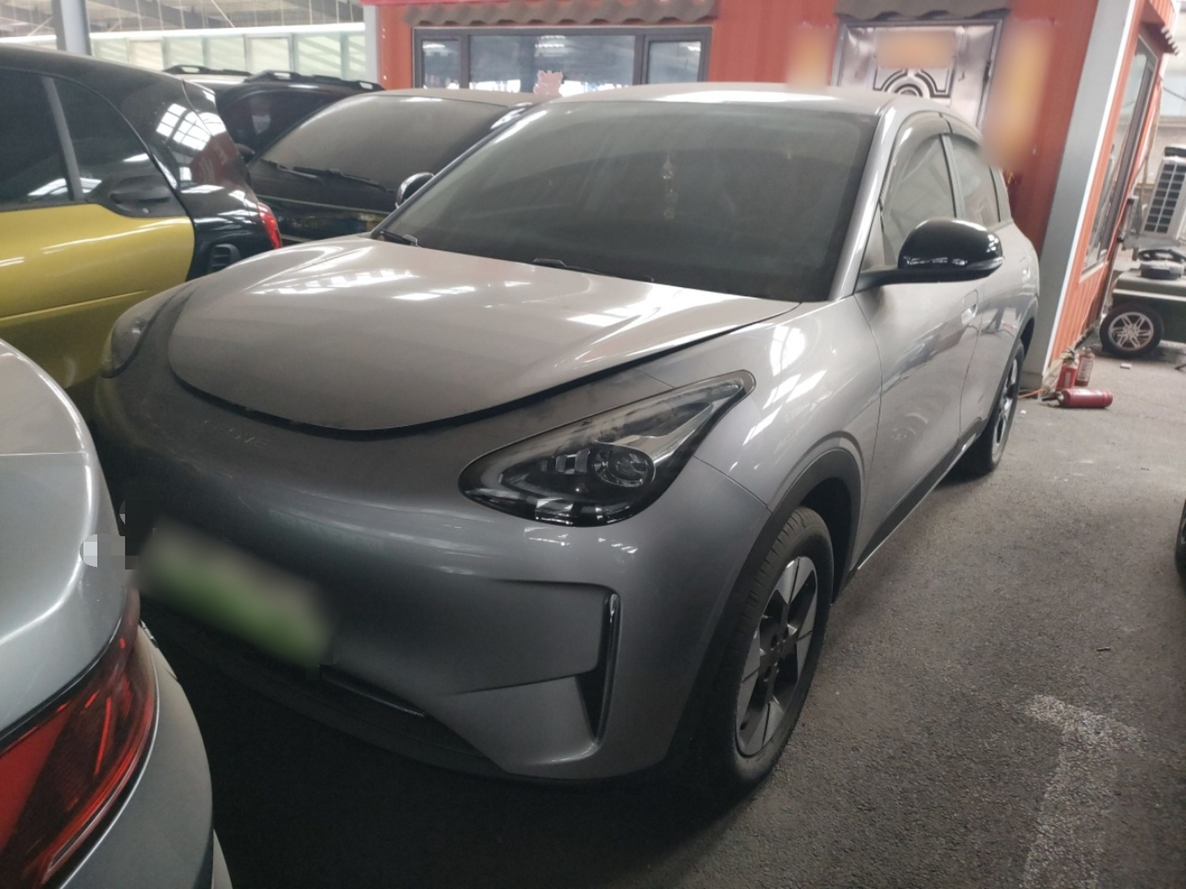 Под передней частью автомобиля