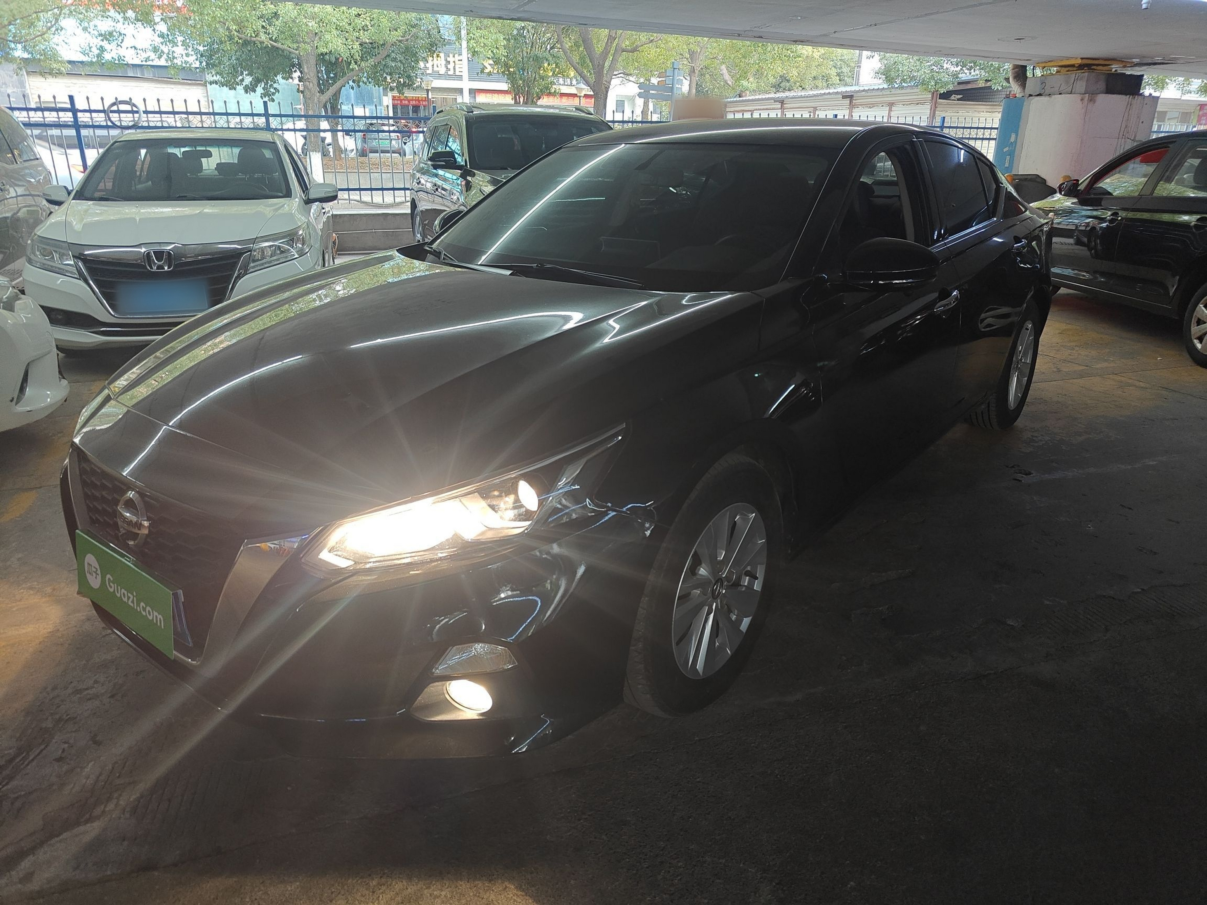 Под передней частью автомобиля