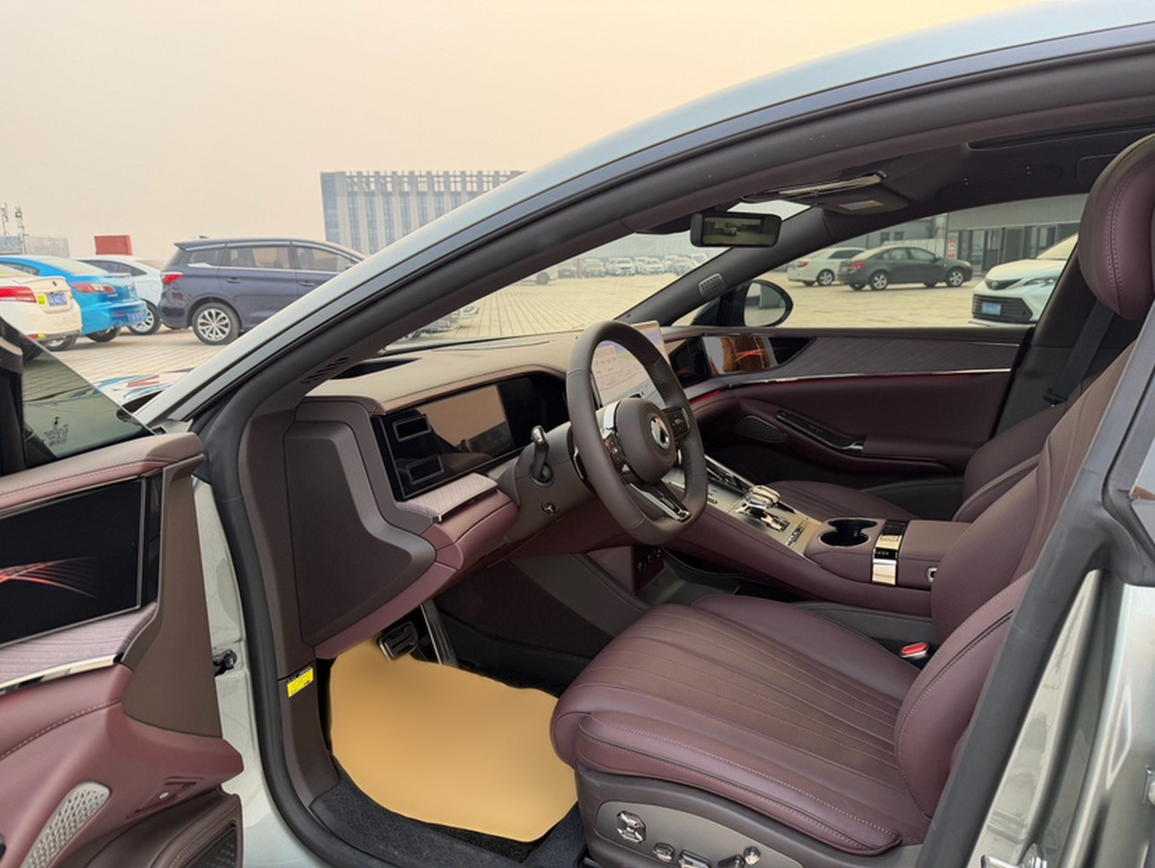 المقاعد الأمامية داخل السيارة