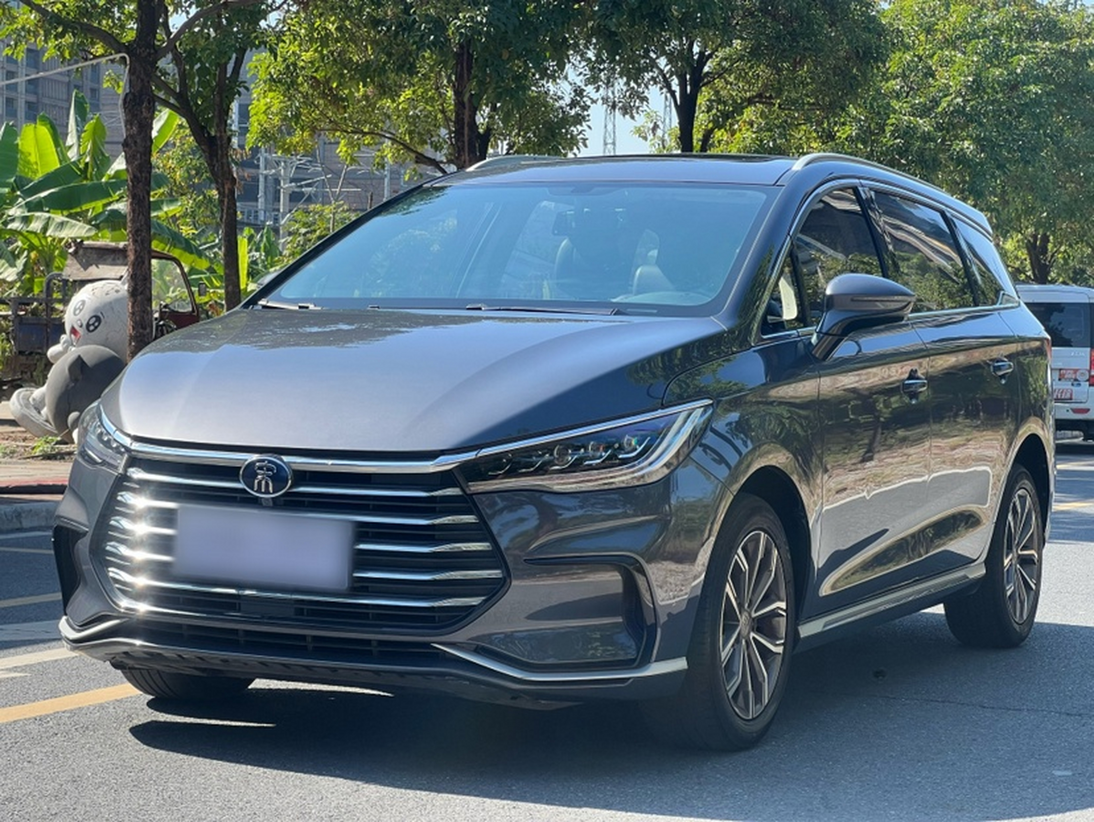 Под передней частью автомобиля