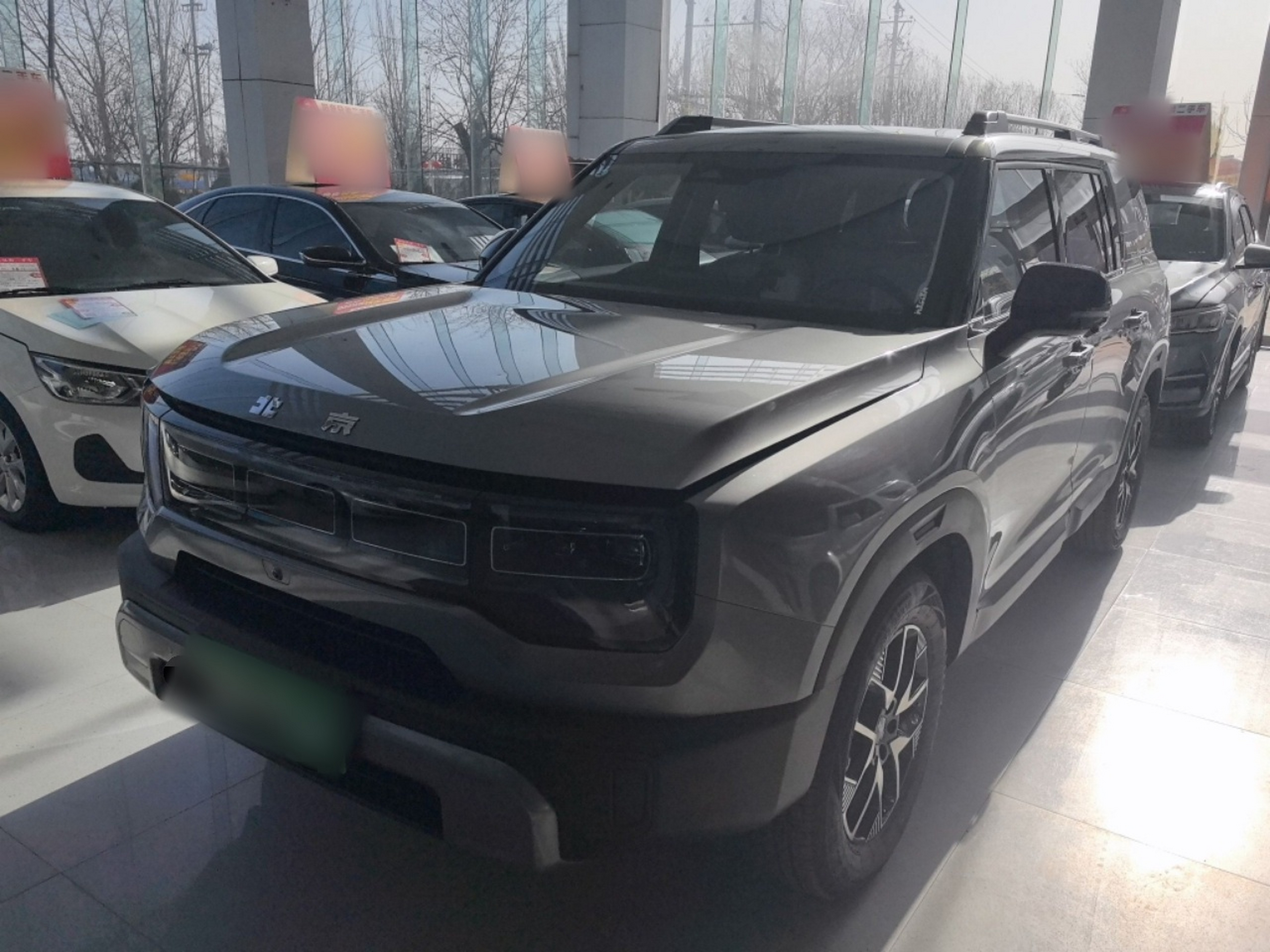 تحت مقدمة السيارة