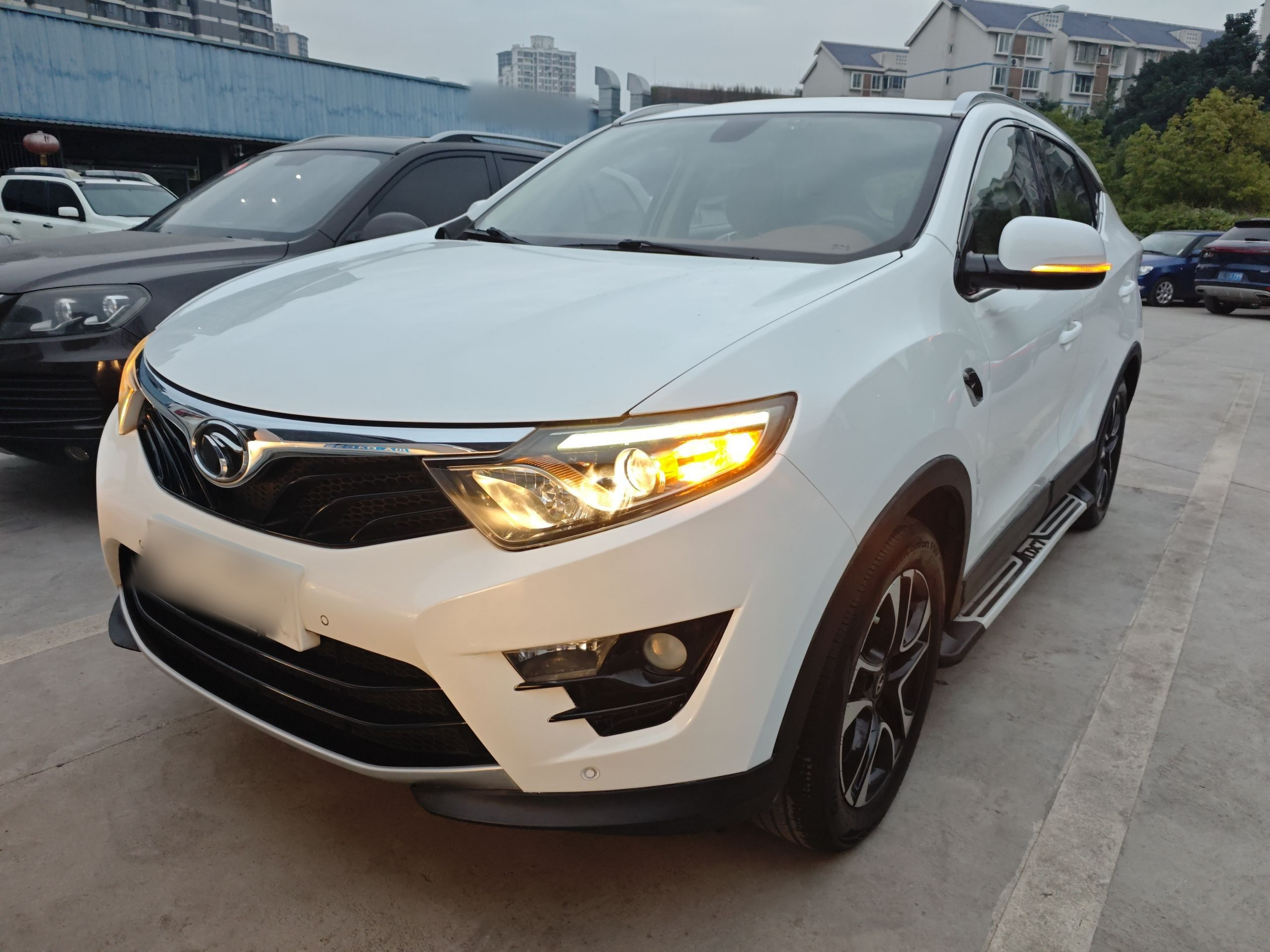 تحت مقدمة السيارة