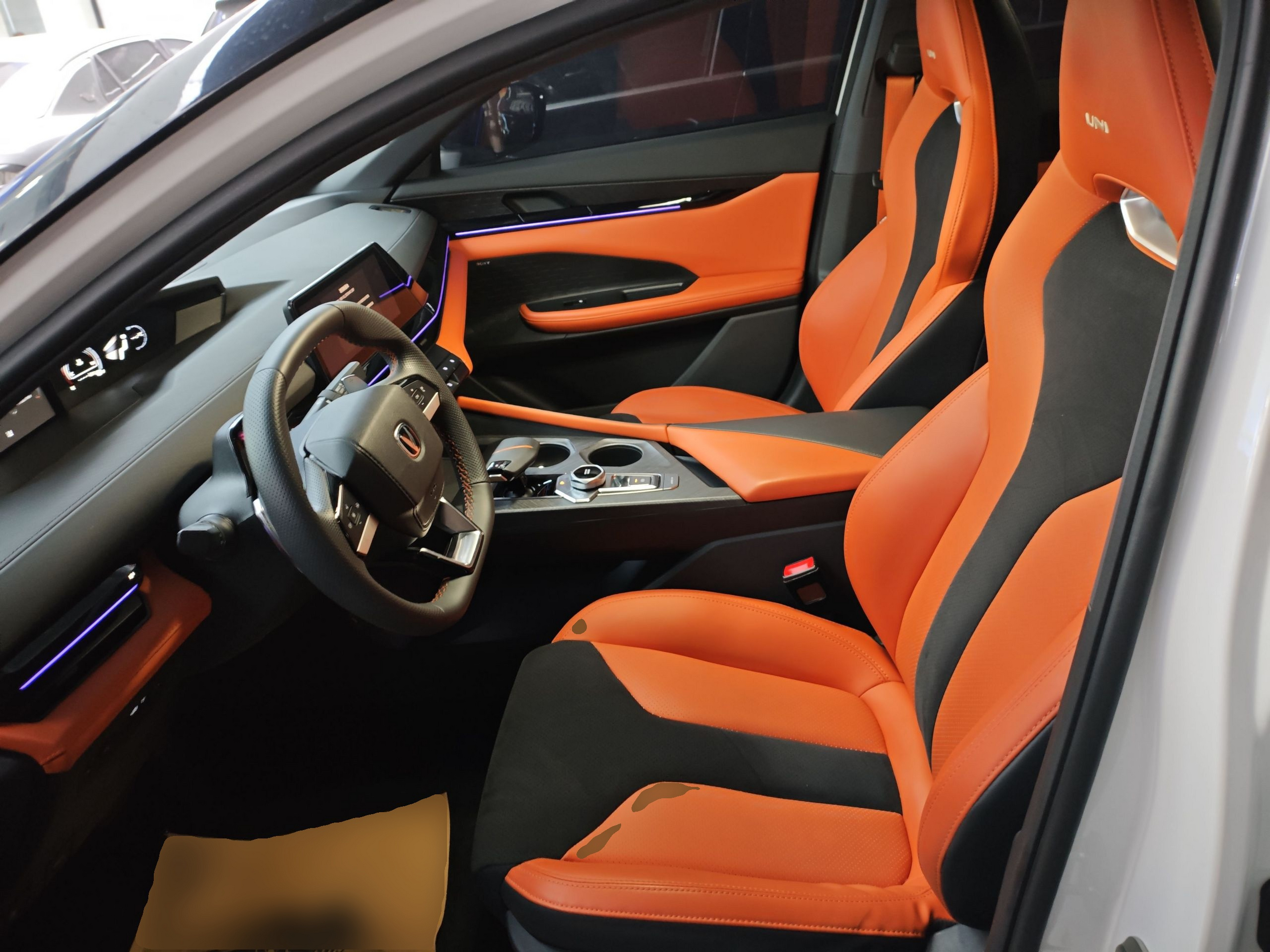 المقاعد الأمامية داخل السيارة