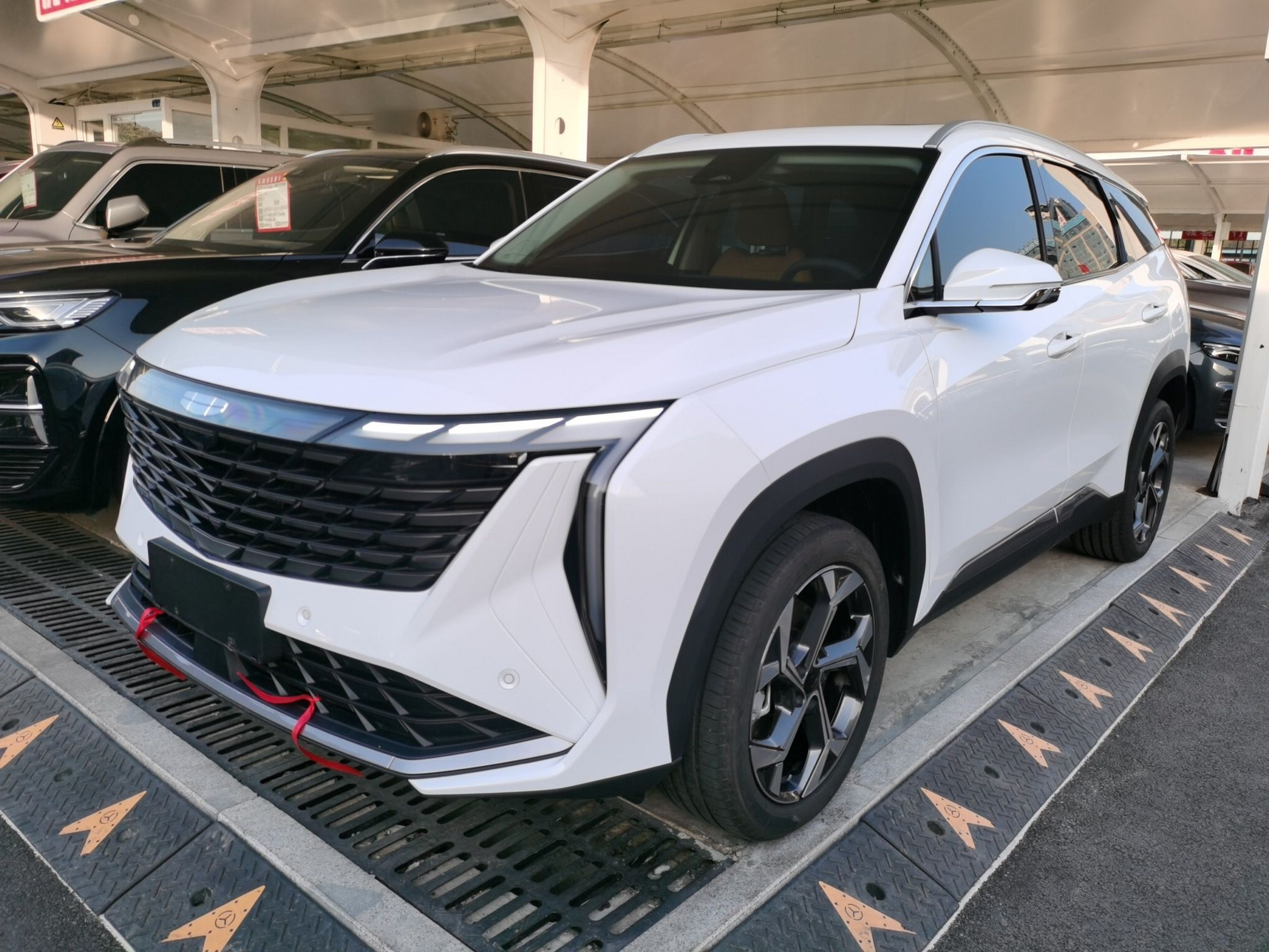 Под передней частью автомобиля