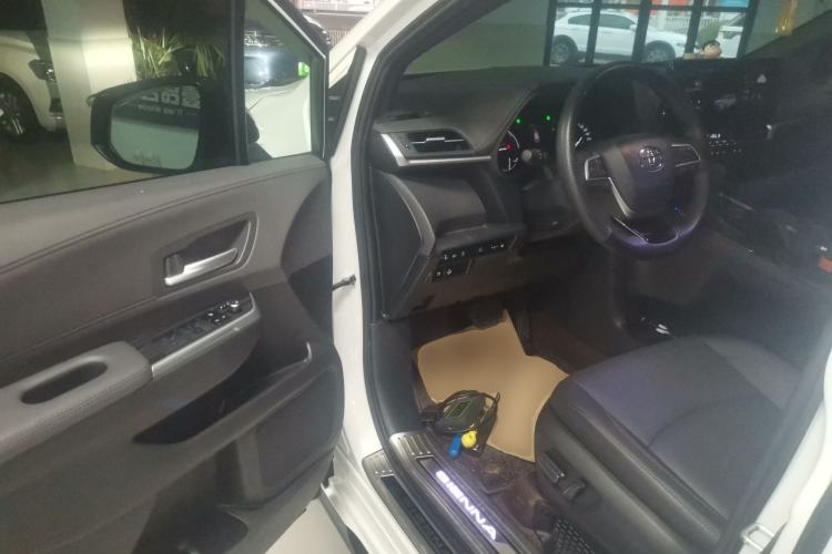 Used Toyota Sienna 2024 2.5L Hybrid Luxury Edition