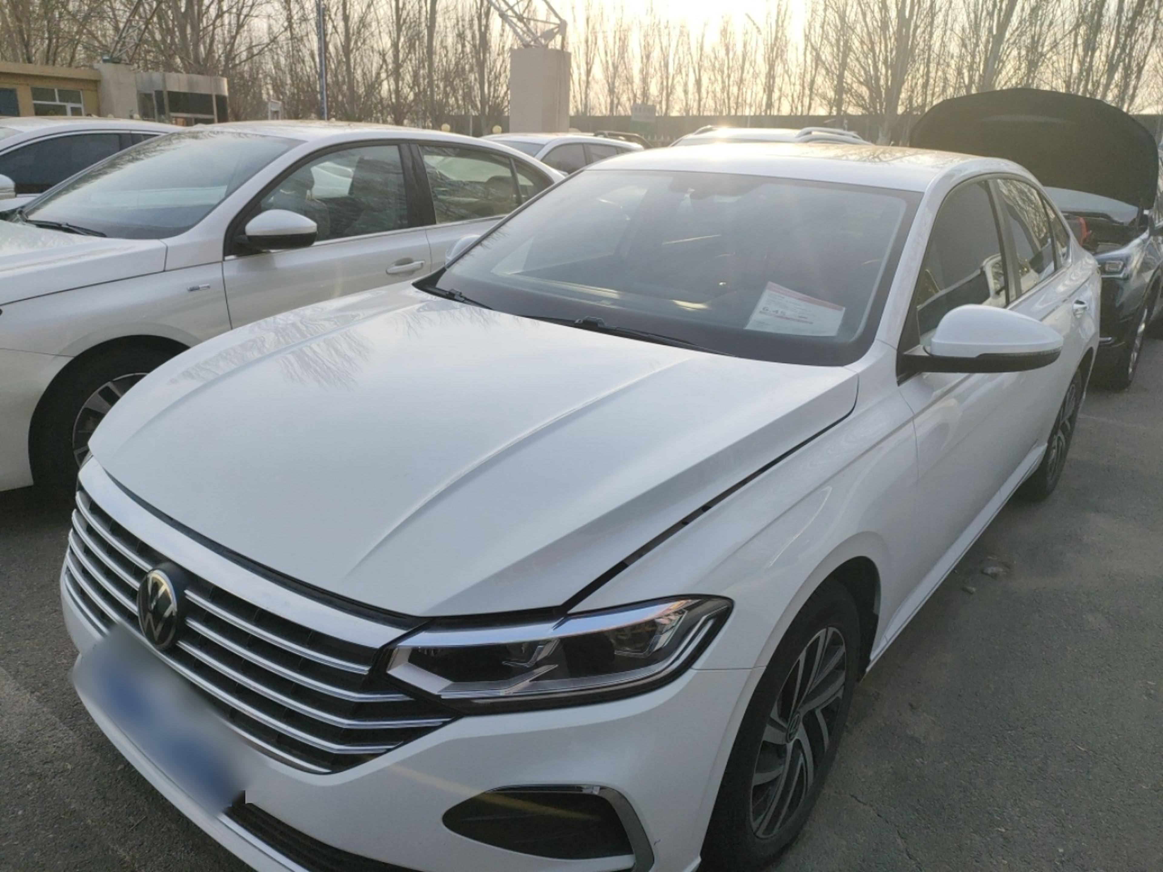 تحت مقدمة السيارة