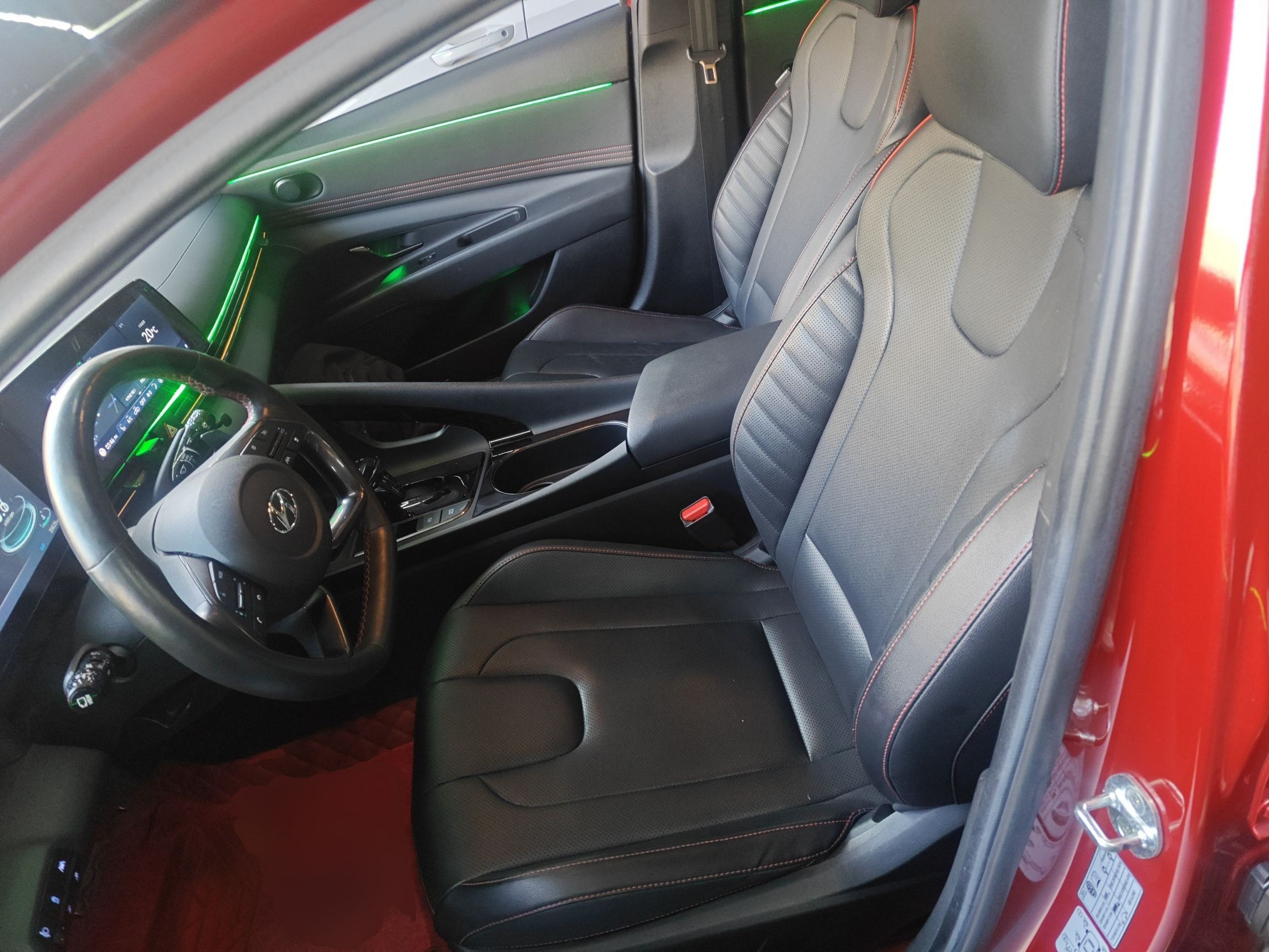 المقاعد الأمامية داخل السيارة