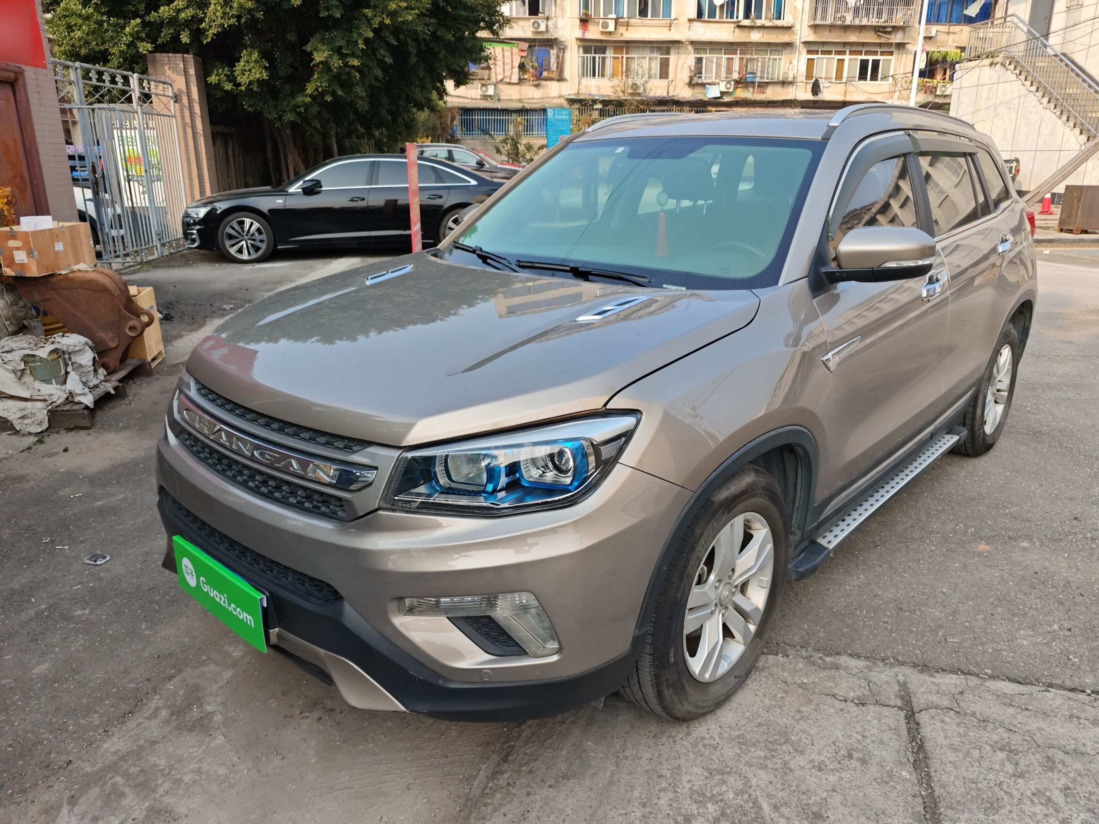 Под передней частью автомобиля