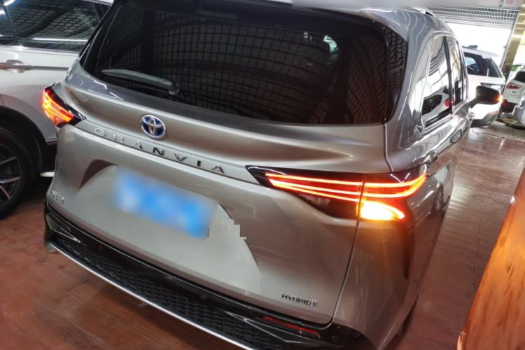 Used Toyota Granvia 2022 2.5L Hybrid Prestige Edition
