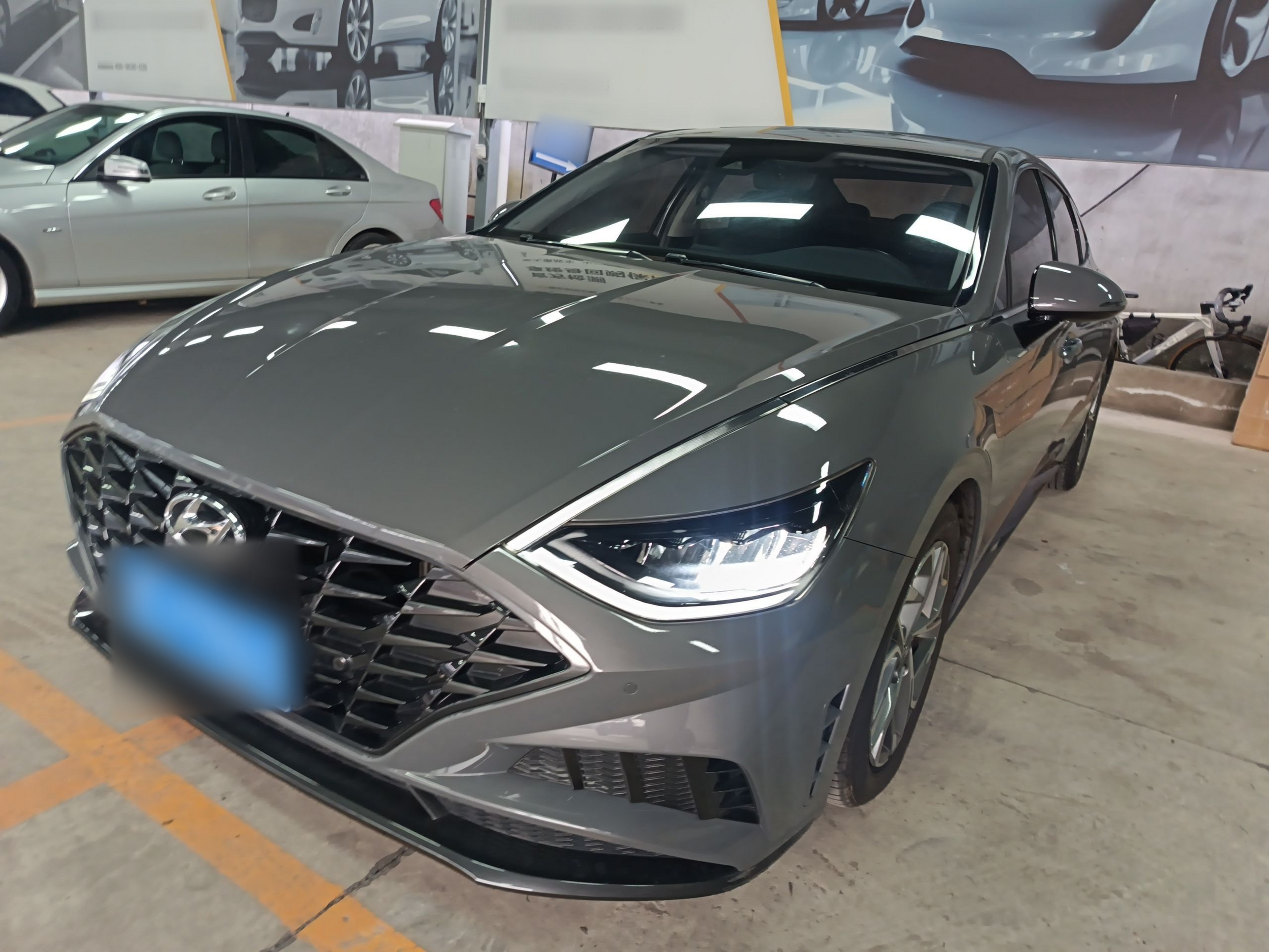 Под передней частью автомобиля