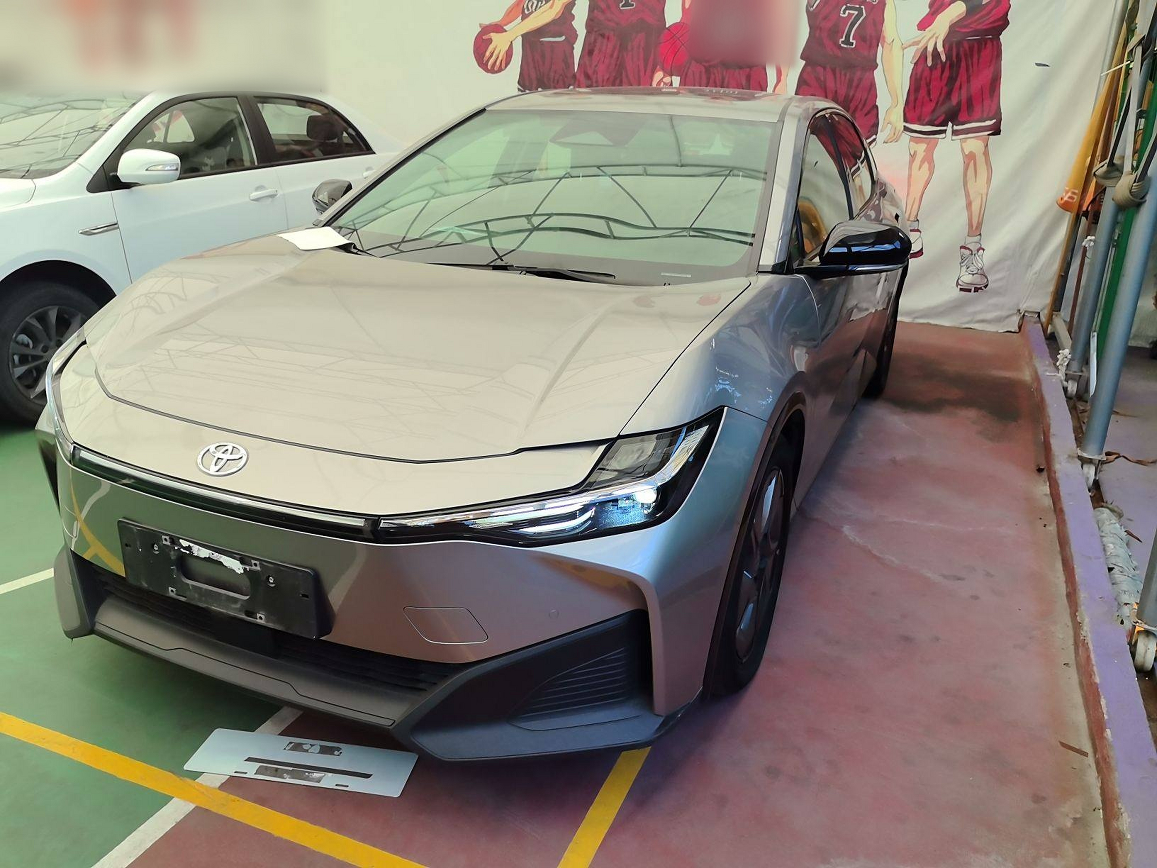 Под передней частью автомобиля