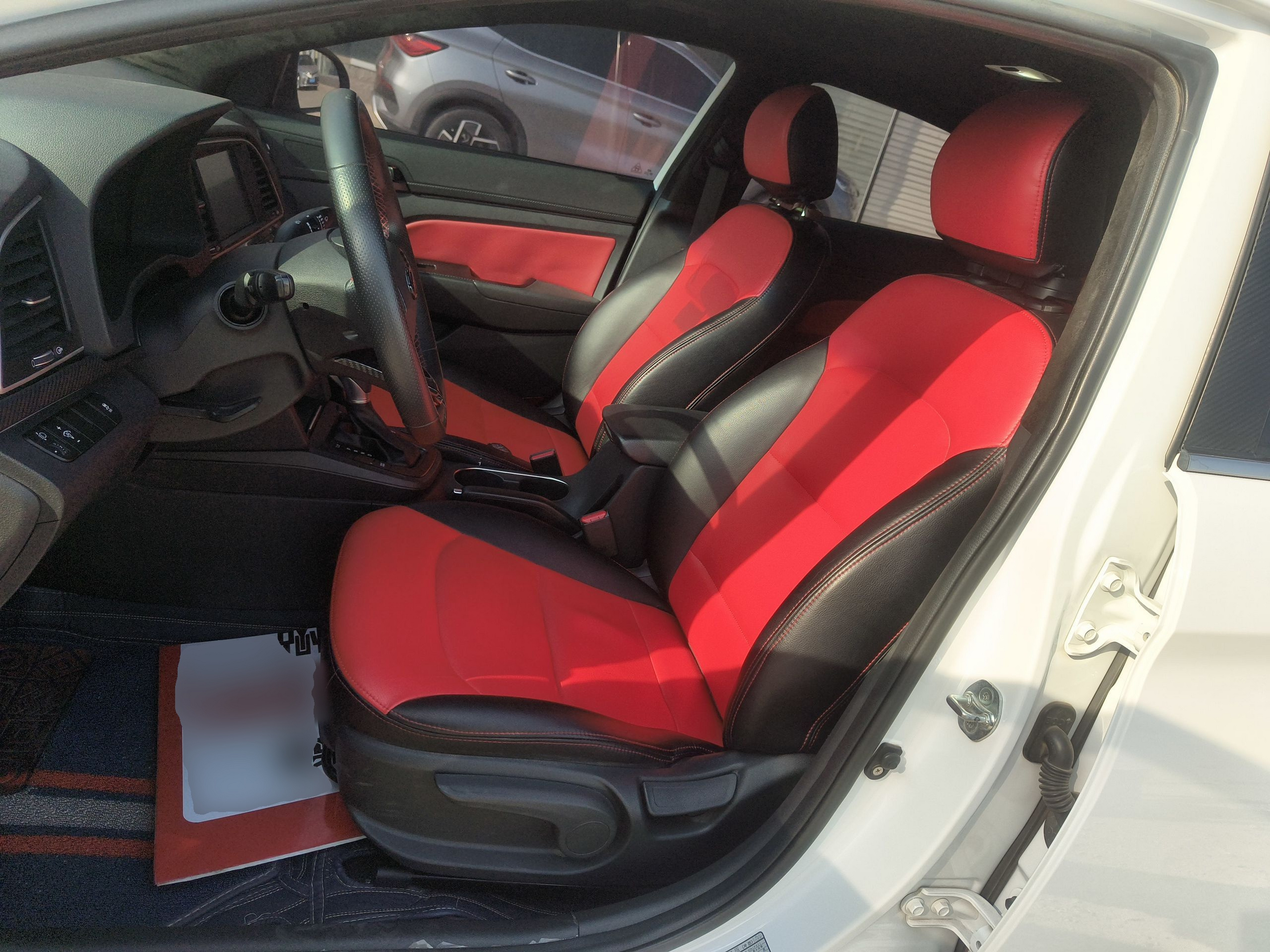 Переднее сиденье в автомобиле