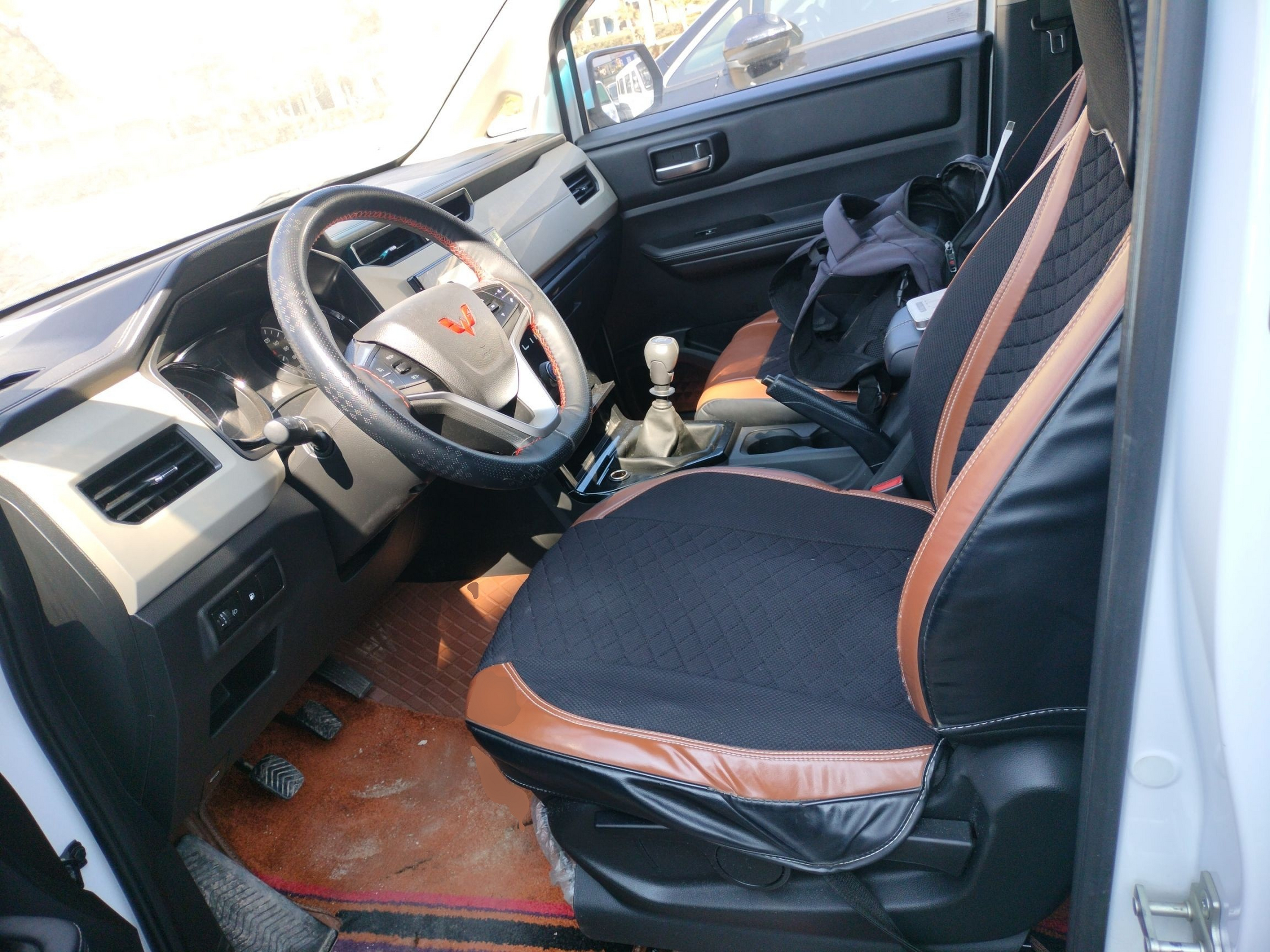 المقاعد الأمامية داخل السيارة