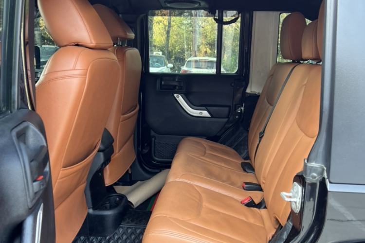 Used  Wrangler 2014 3.0L Sahara Four-Door Edition
