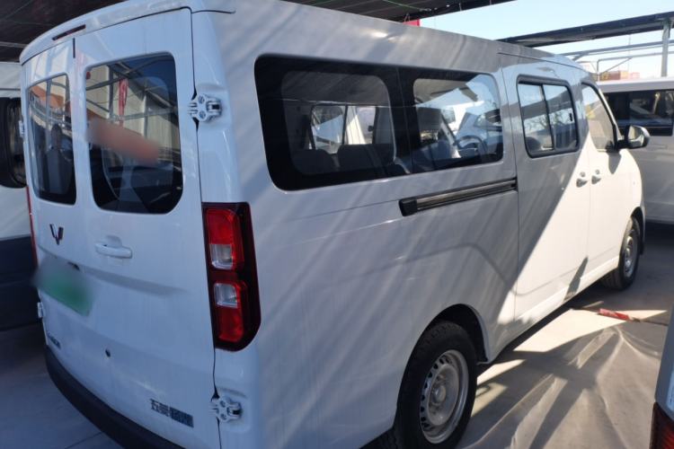 Used Wuling Yangguang 2024 300KM Comfort Version Passenger Van 75kW
