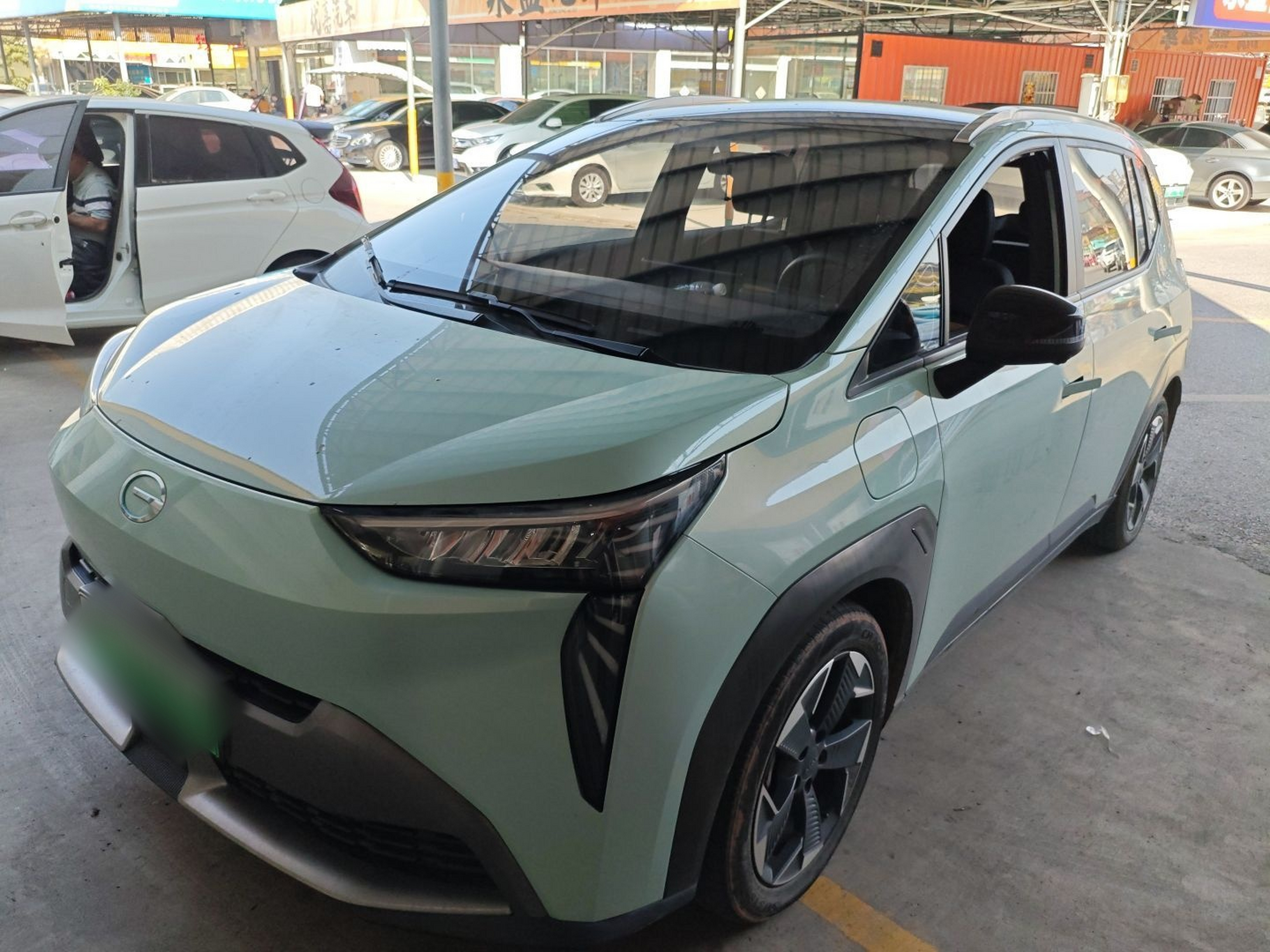 Под передней частью автомобиля