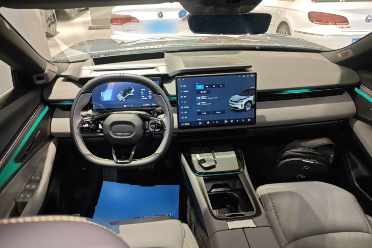 Used Lynk & Co 08 EM-P 2025 220 km All-Wheel-Drive Performance Halo
