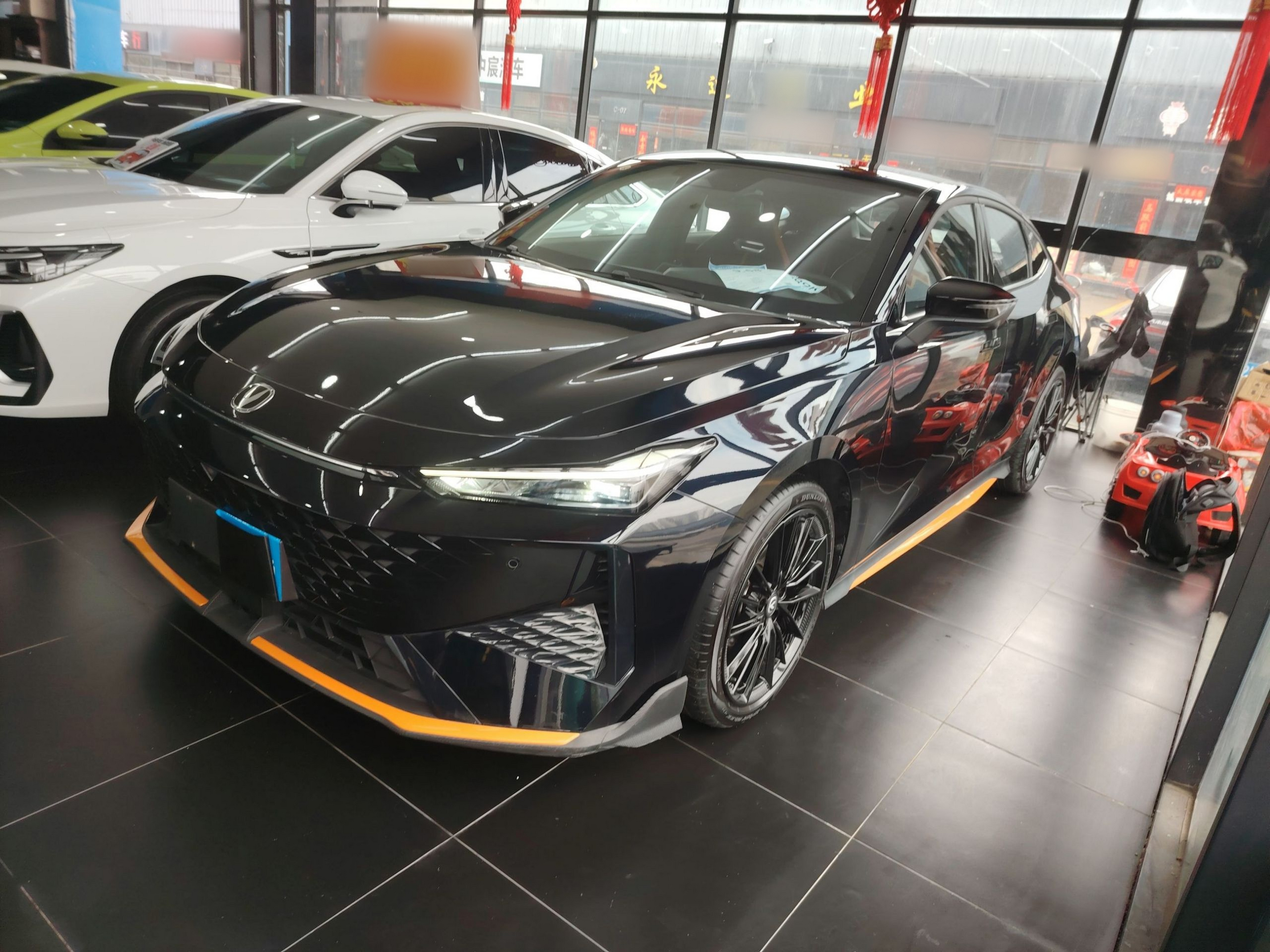 تحت مقدمة السيارة