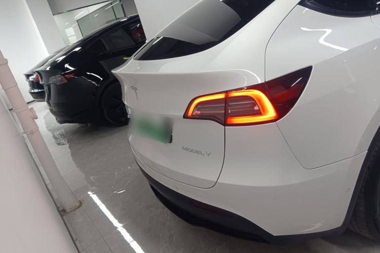 Used Tesla Model Y 2022 Long-Range All-Wheel-Drive Version
