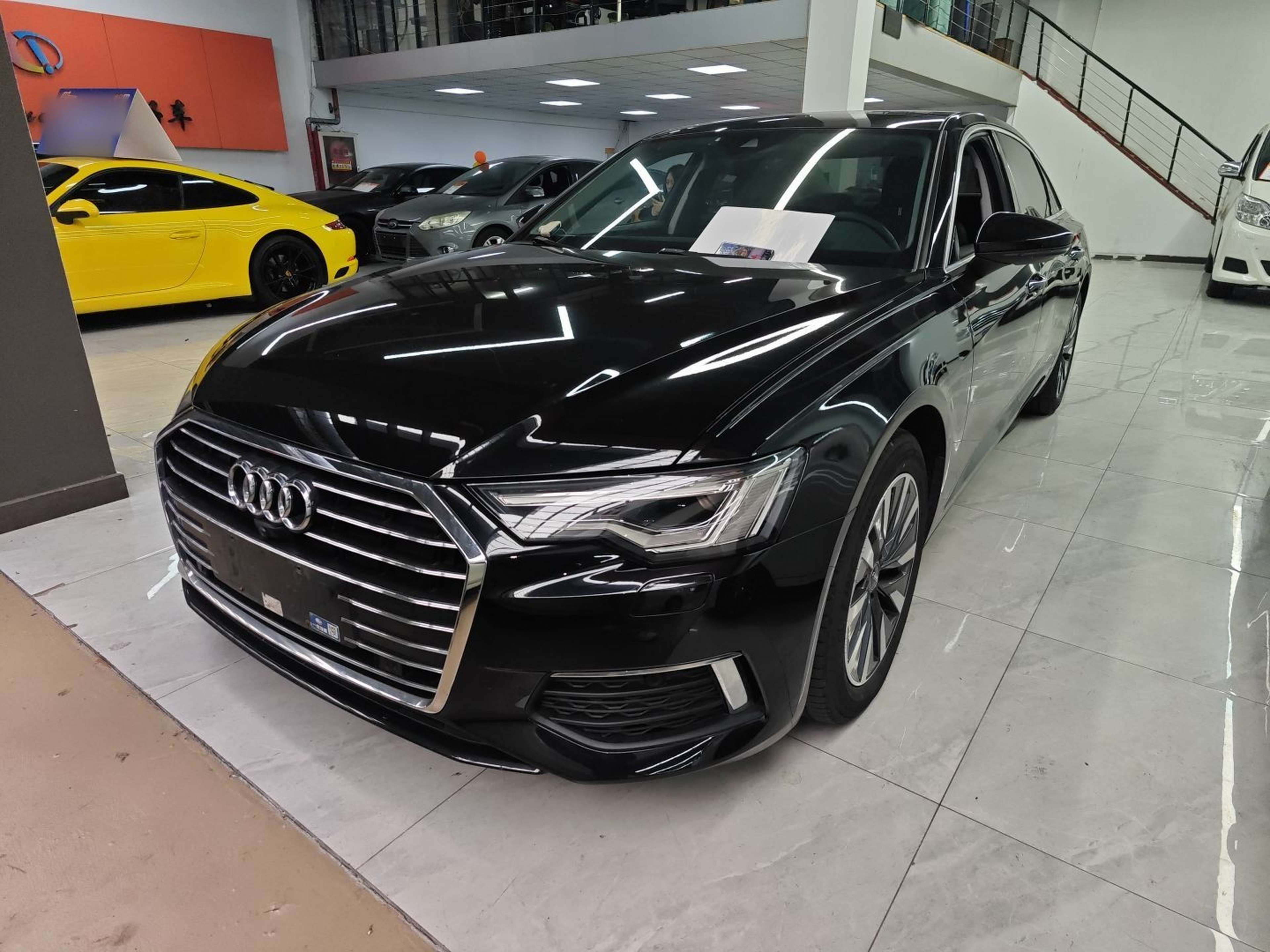 Под передней частью автомобиля