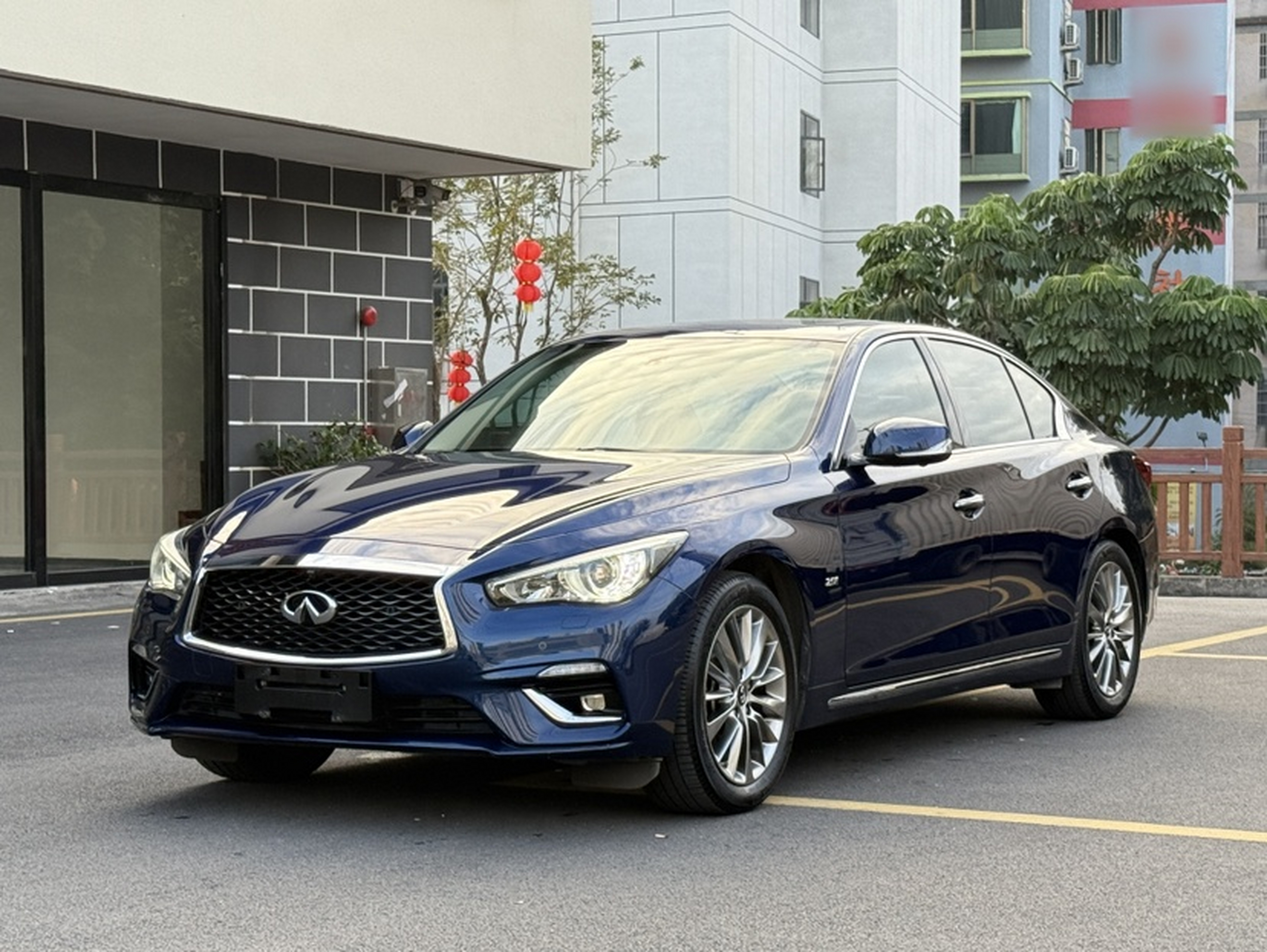 Под передней частью автомобиля