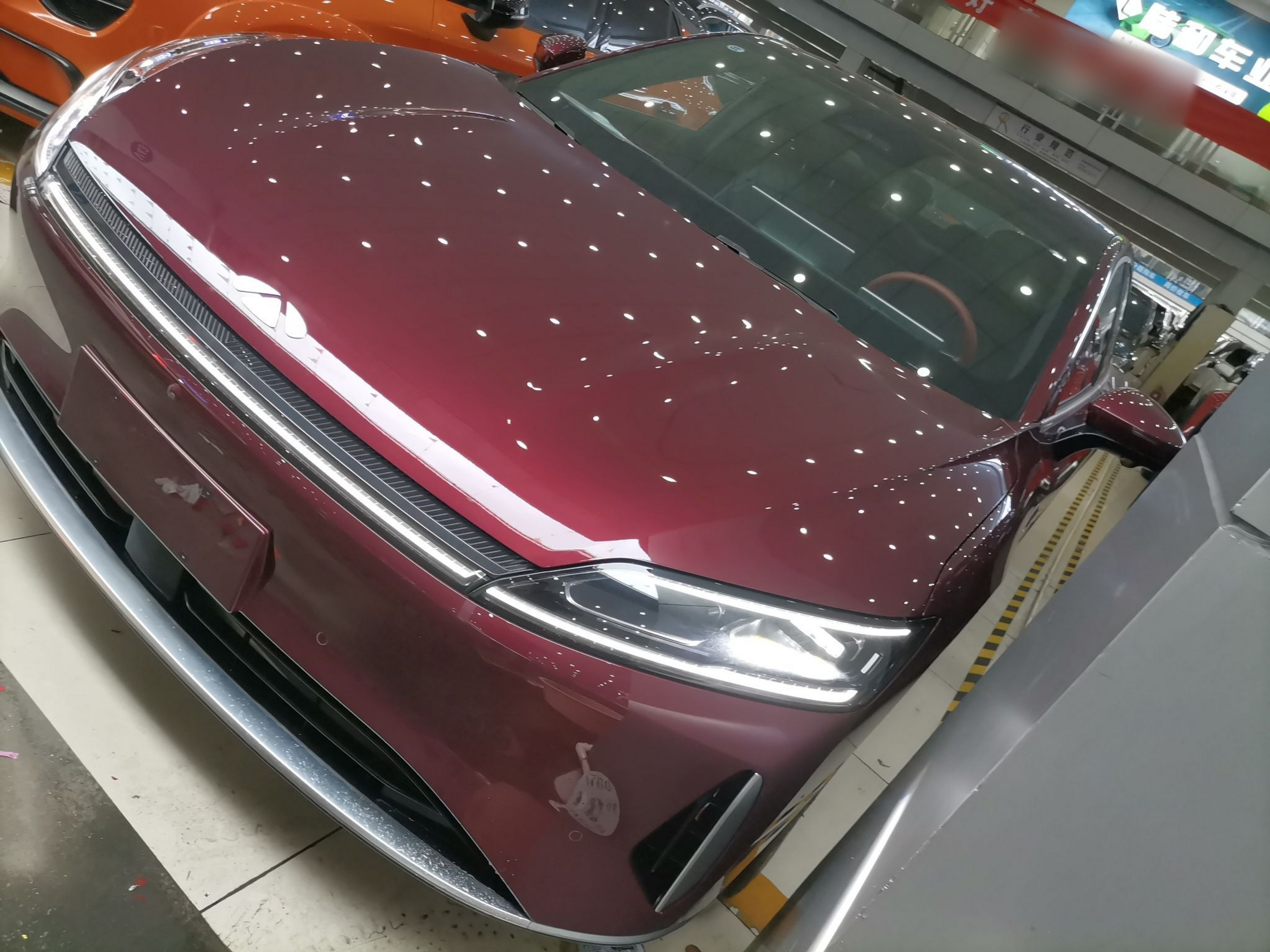 تحت مقدمة السيارة