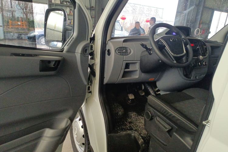 Used SAIC MAXUS Xintu V80 2023 2.0T Manual Classic Aoyuntong Short Wheelbase Ultra-Low Roof 5/6-Seater
