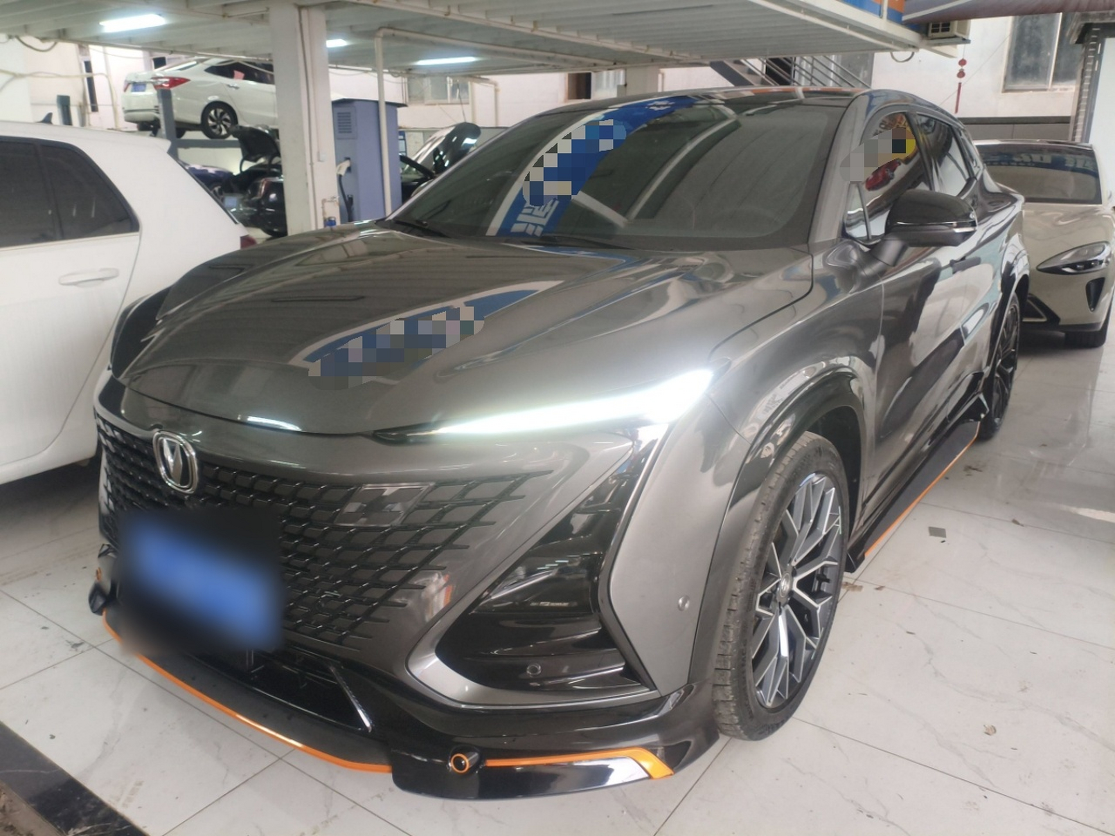 Под передней частью автомобиля