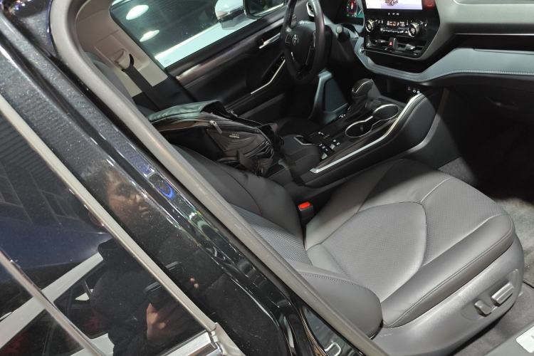 Used Toyota Highlander 2024 2.5L Smart Electric Hybrid Dual-Engine Four-Wheel Drive Prestige Version – 7 Seats