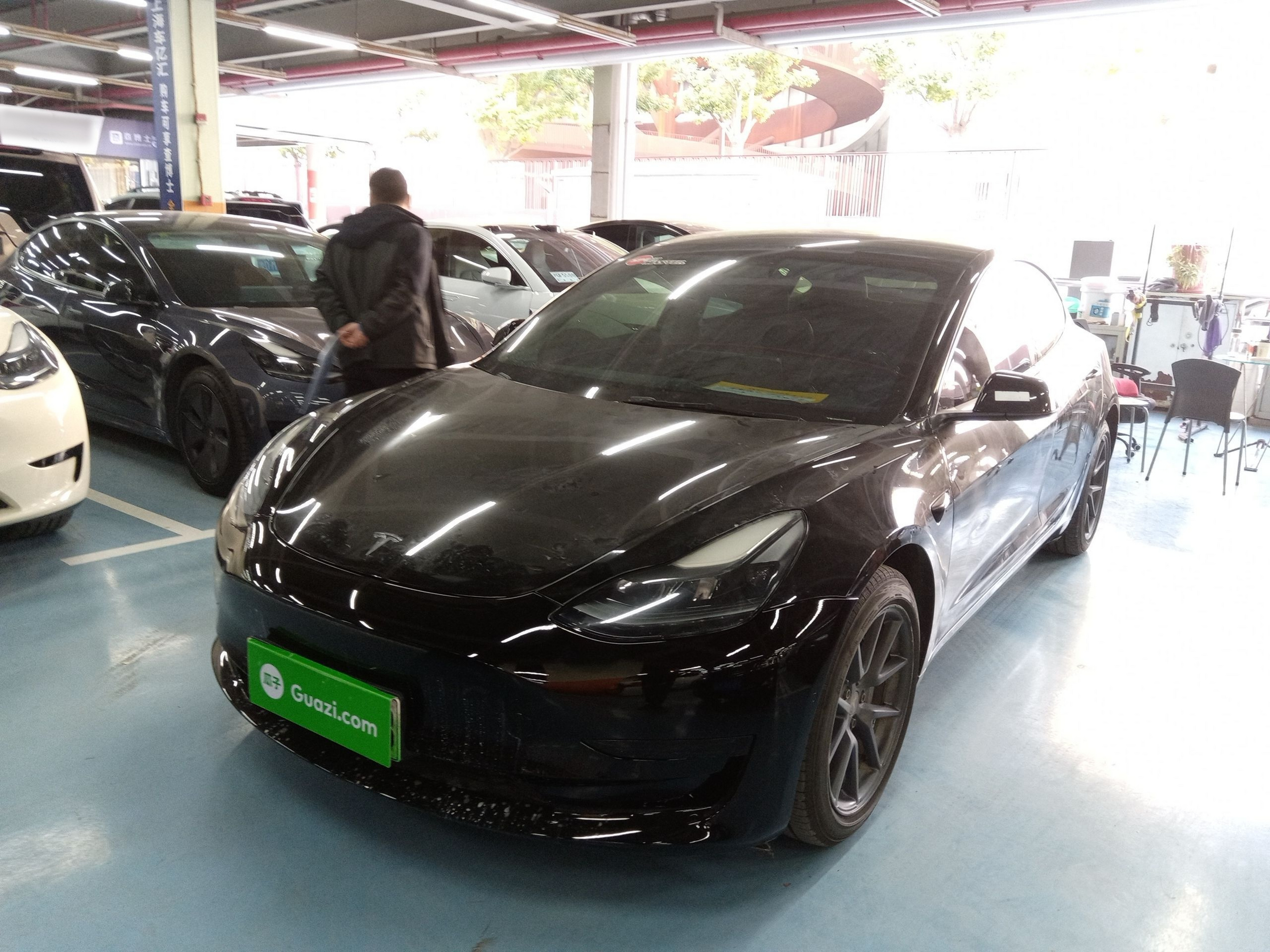 Под передней частью автомобиля