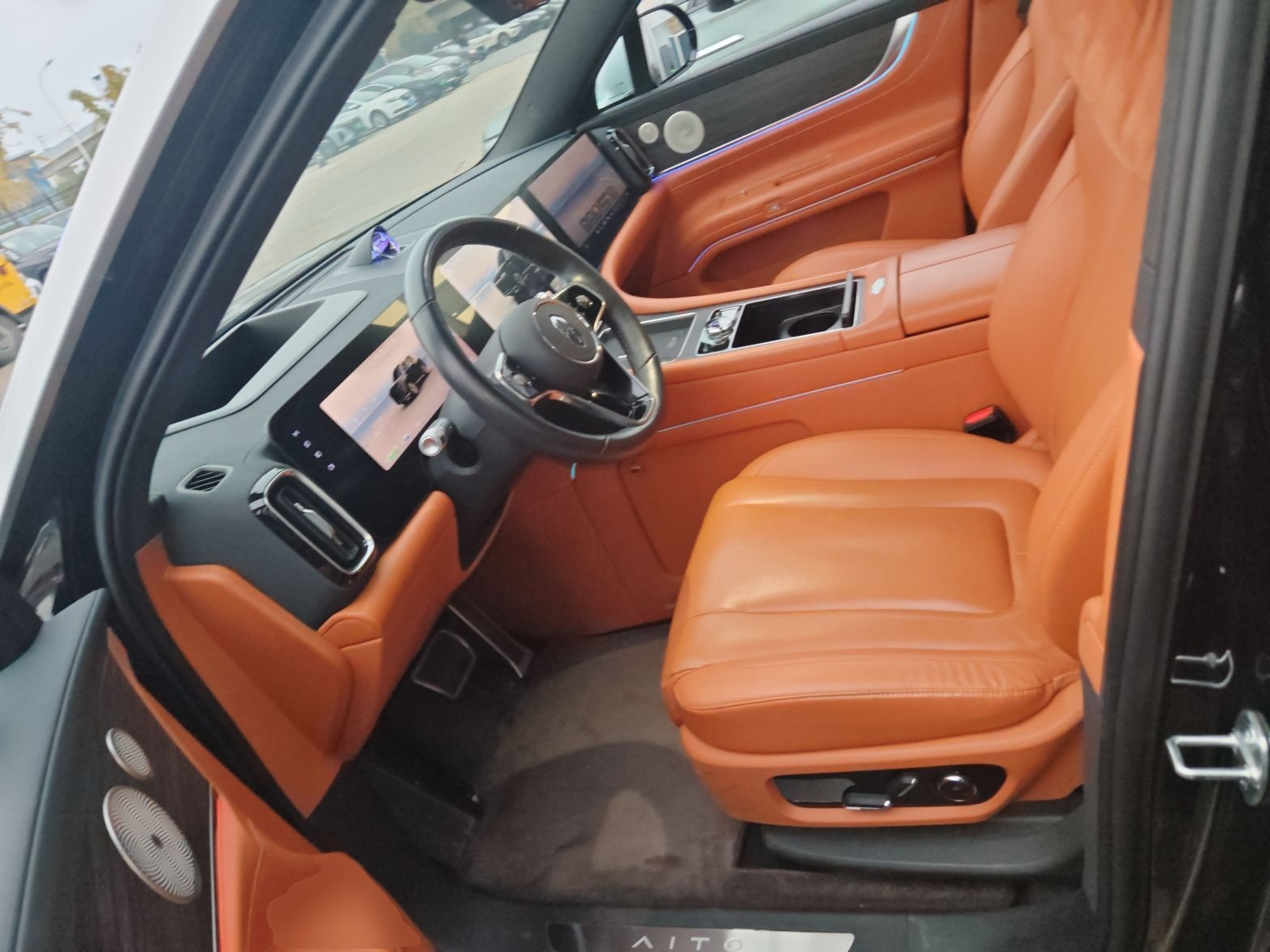 المقاعد الأمامية داخل السيارة