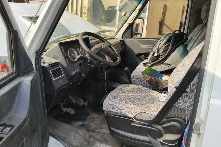 Used Iveco Daily 2020 2.5T A35 Passenger Van with Dual Tires Mid-Roof Design 5-9 Seater Side-Sliding Door China V Emission Standard
