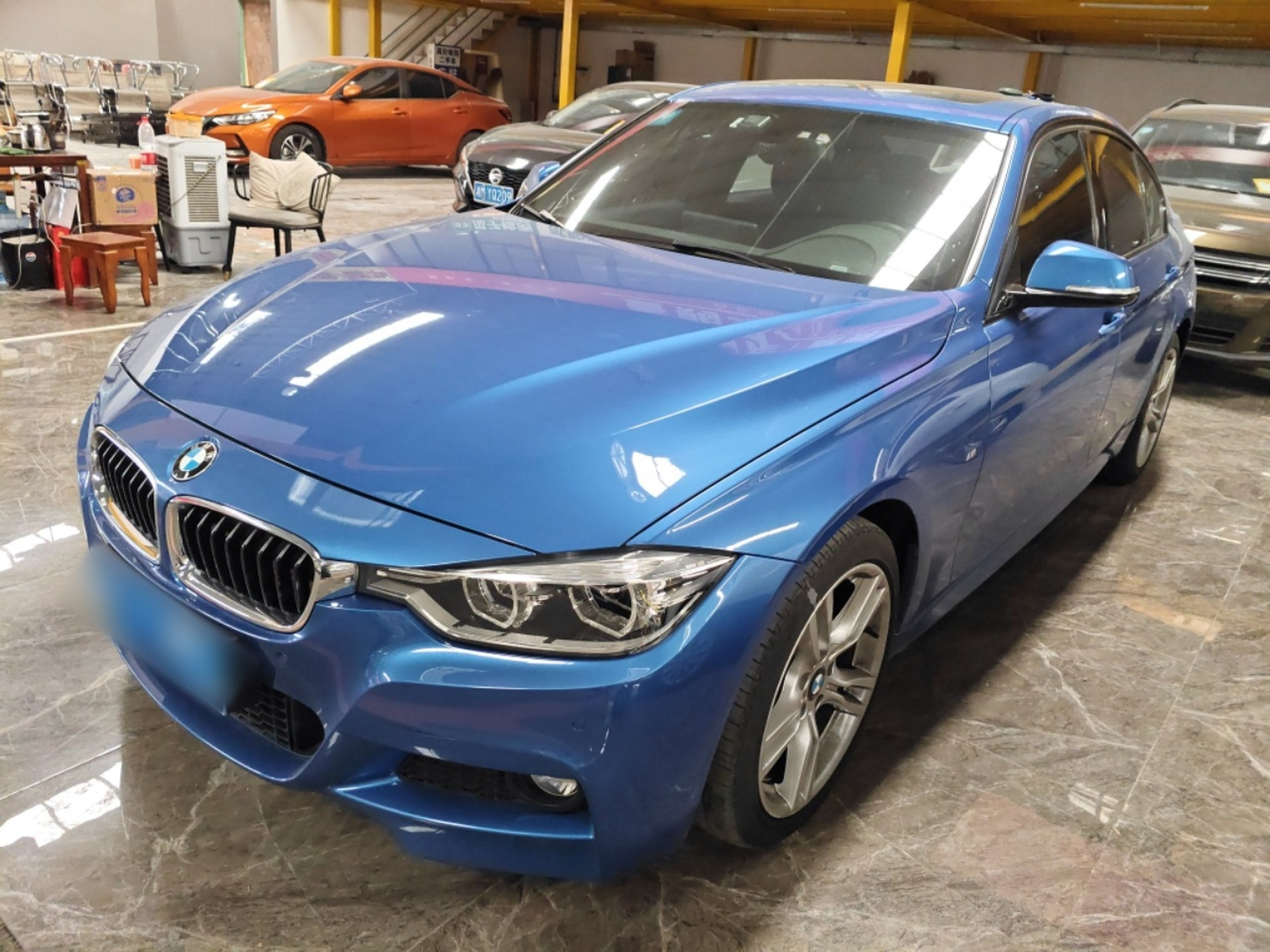 تحت مقدمة السيارة