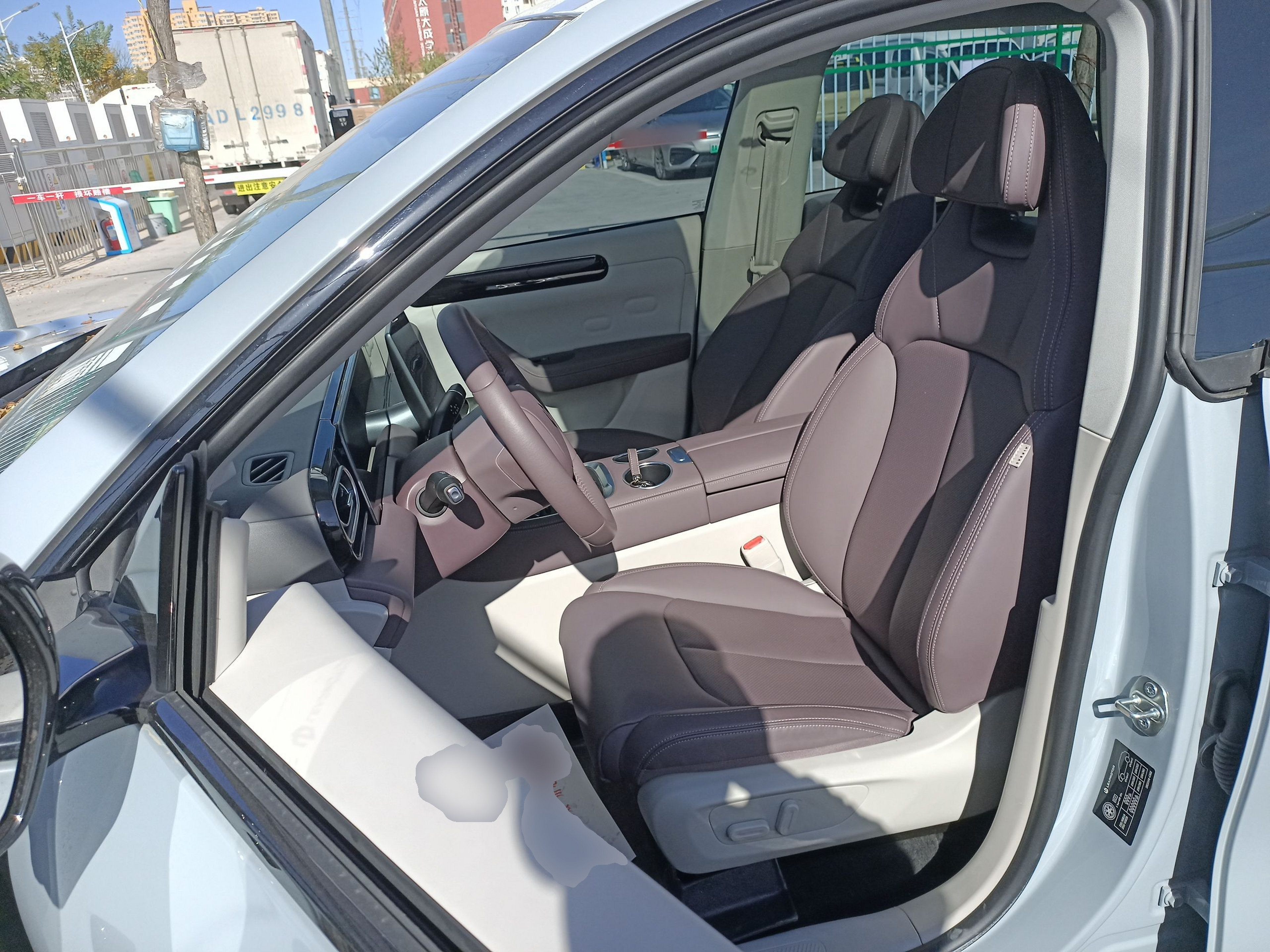 المقاعد الأمامية داخل السيارة