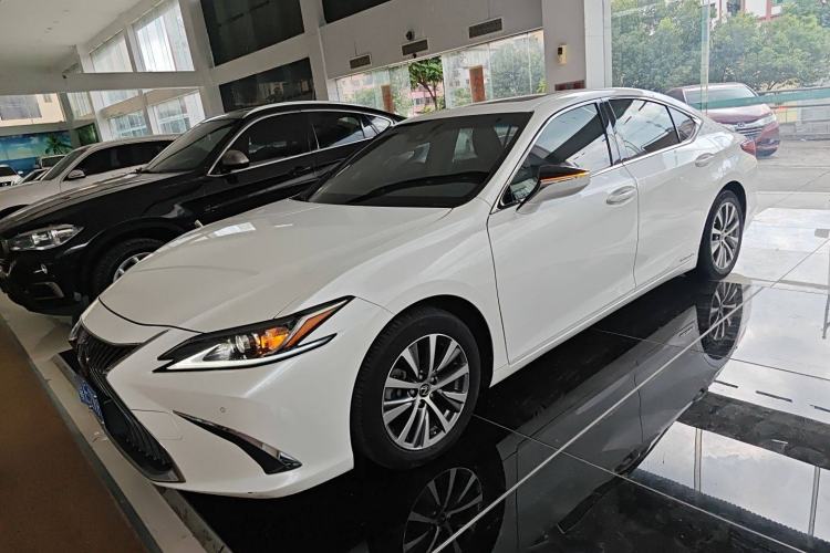 Used Lexus ES 2020 300h Premier Edition
