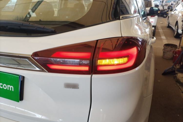 Used Geely Auto Emgrand X7 Sport 2018 1.8TD Automatic Two-Wheel Drive Smart Connect 4G Internet Edition
