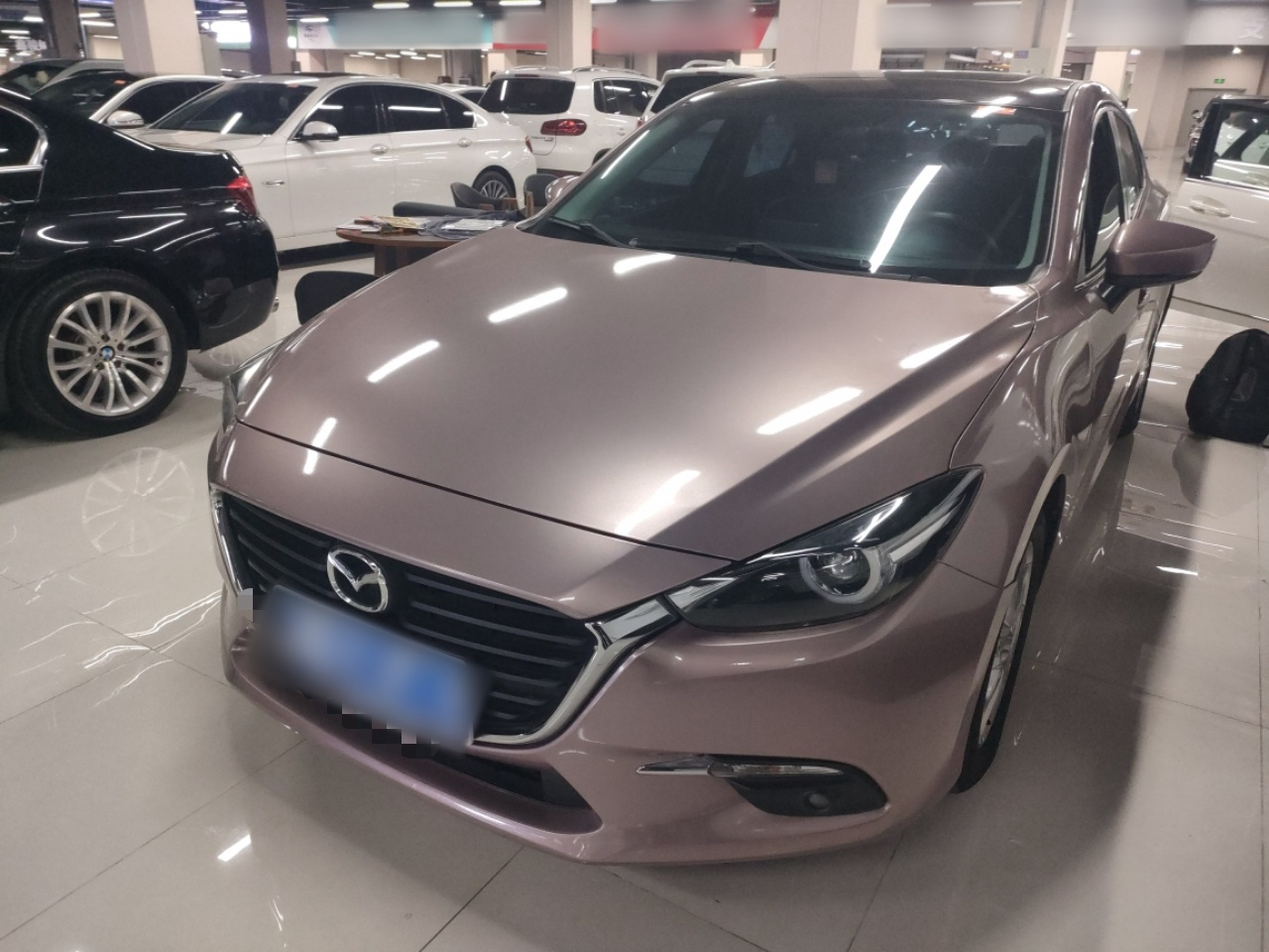 تحت مقدمة السيارة