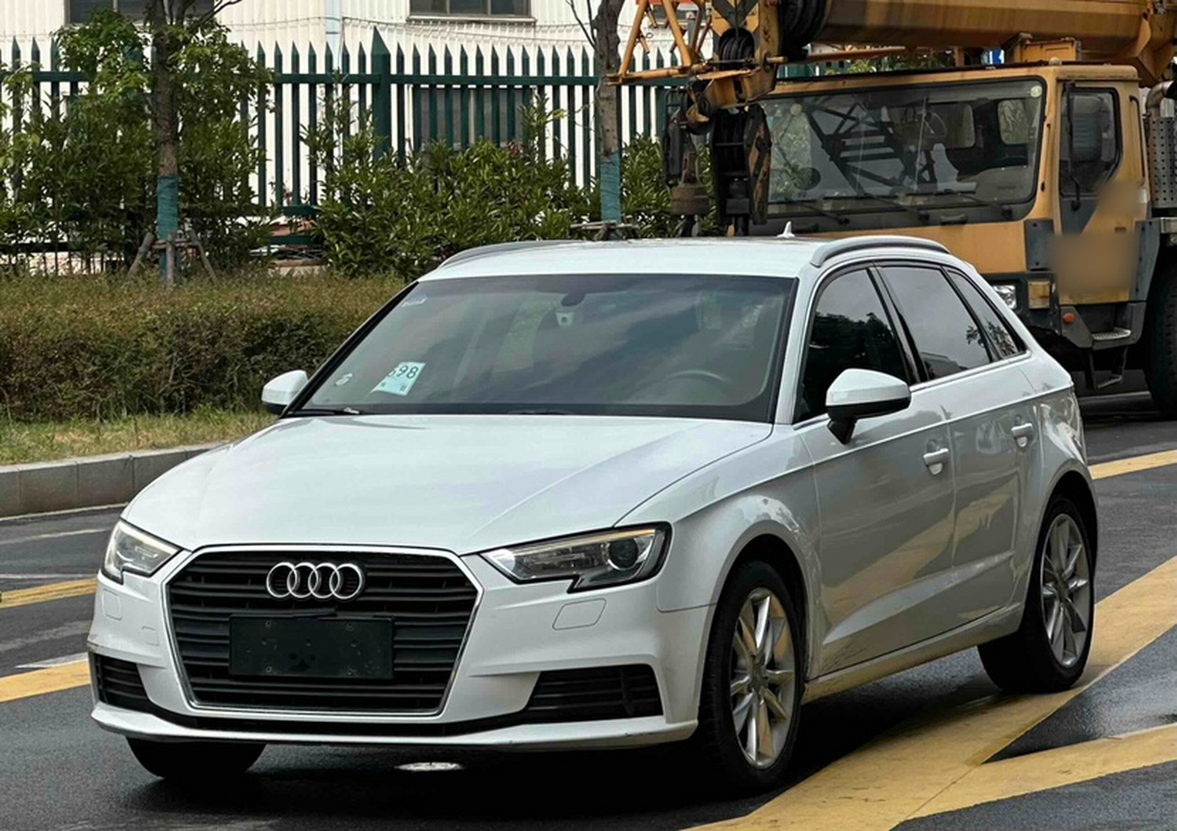 Под передней частью автомобиля