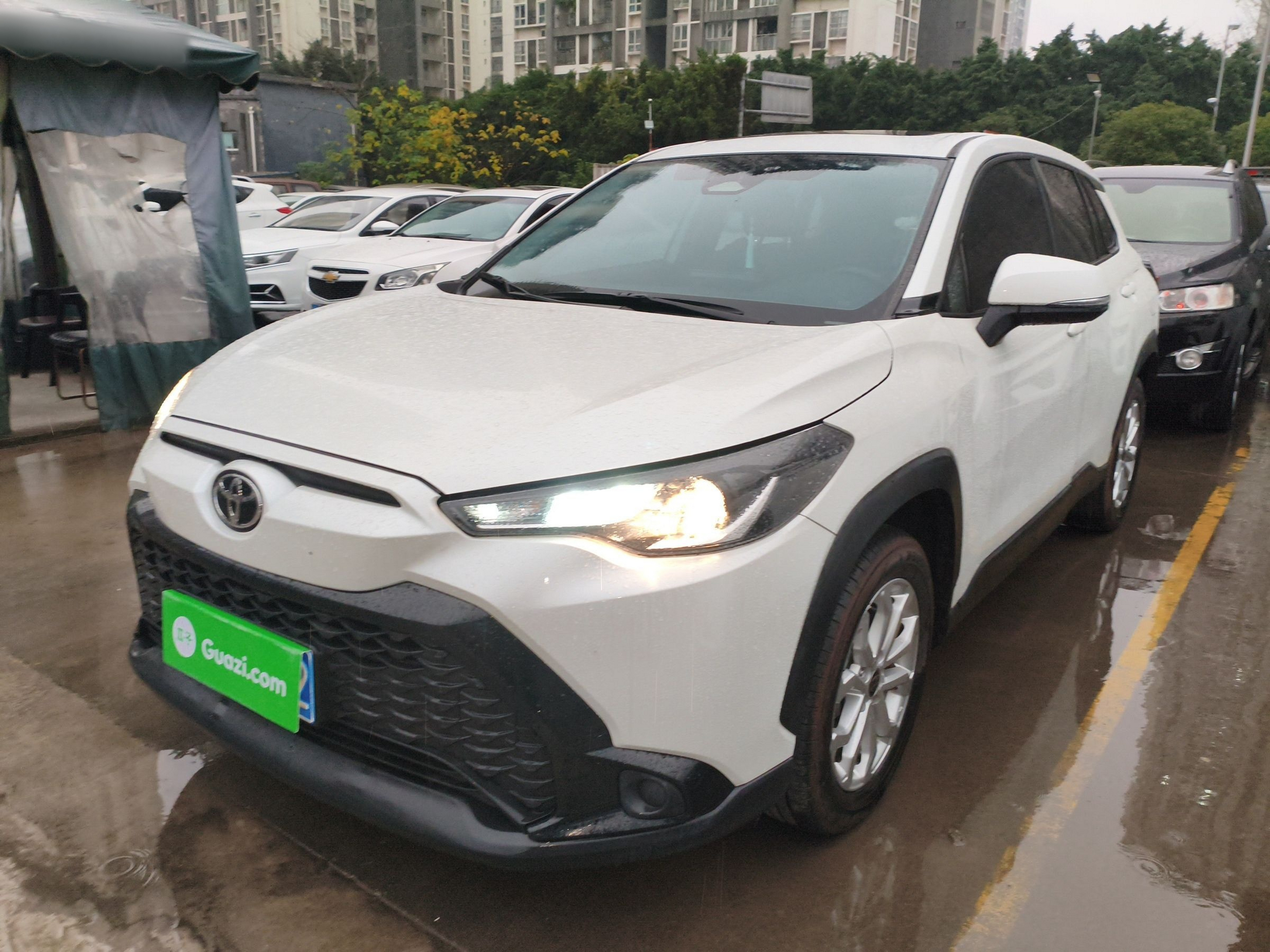 تحت مقدمة السيارة