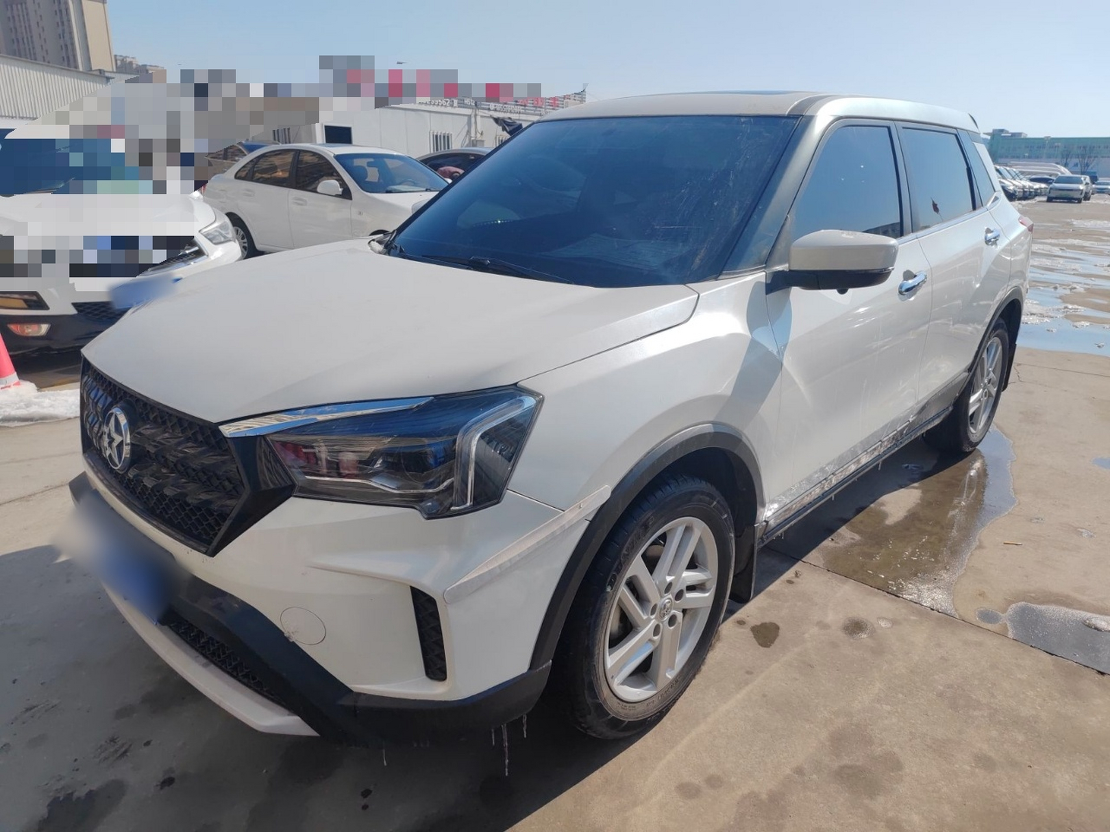 تحت مقدمة السيارة