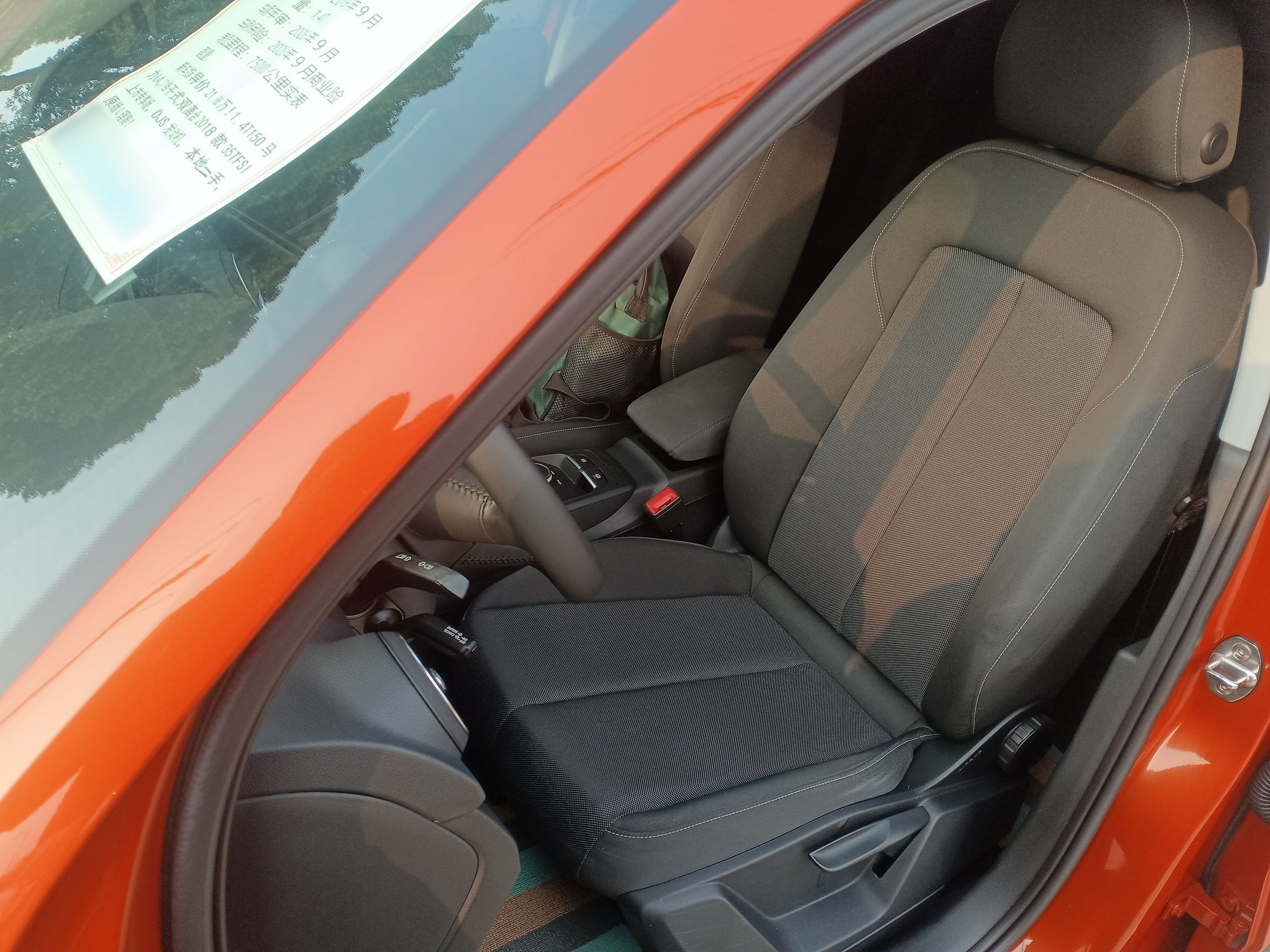 Переднее сиденье в автомобиле