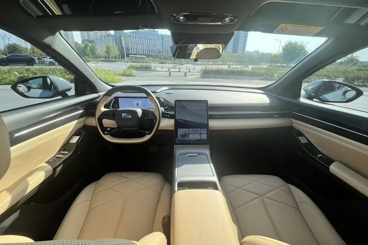 Used  L6 2023 125km MAX
