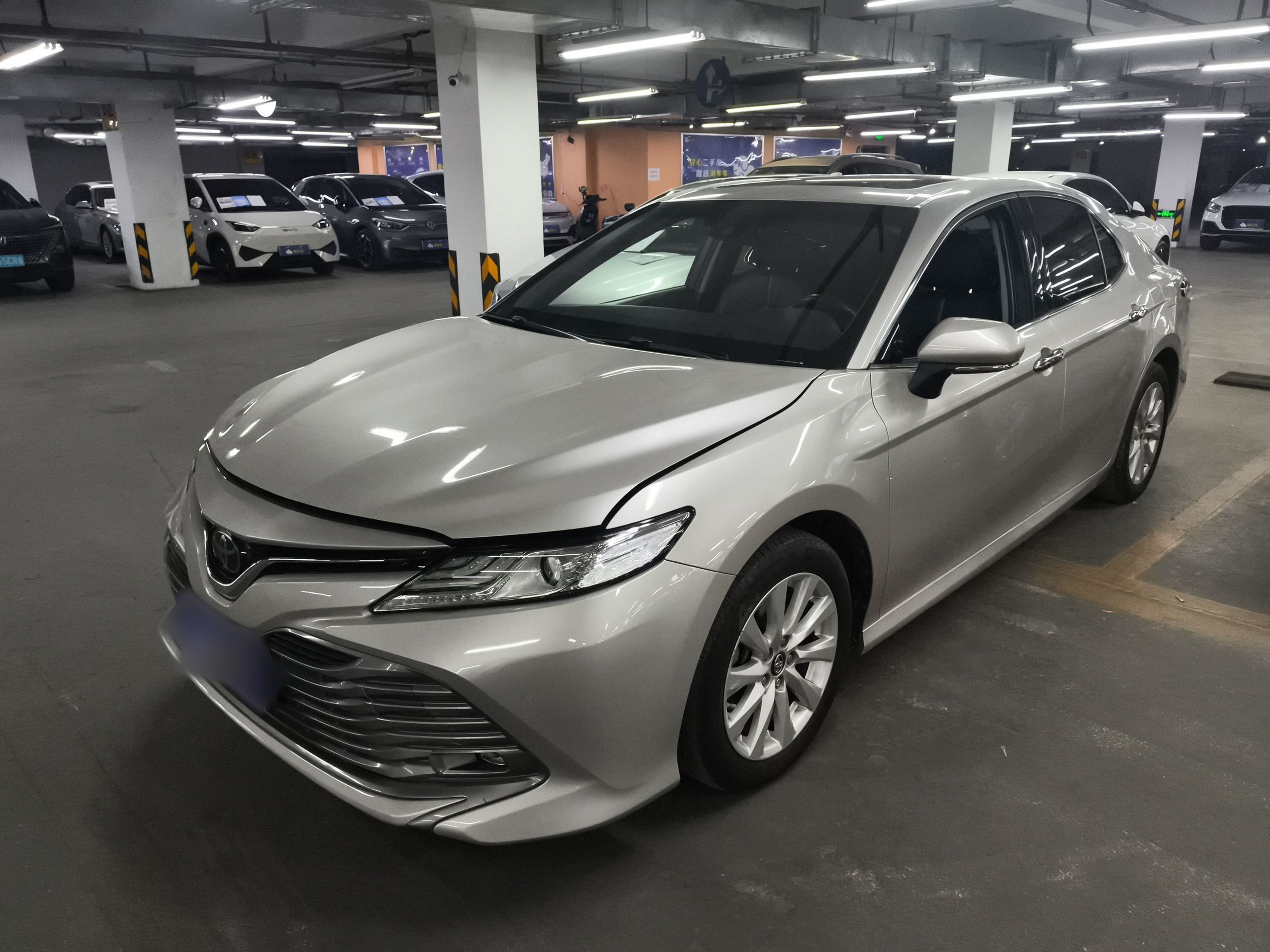 تحت مقدمة السيارة