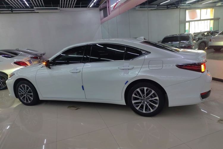 Used Lexus ES 2023 200 Excellence Edition
